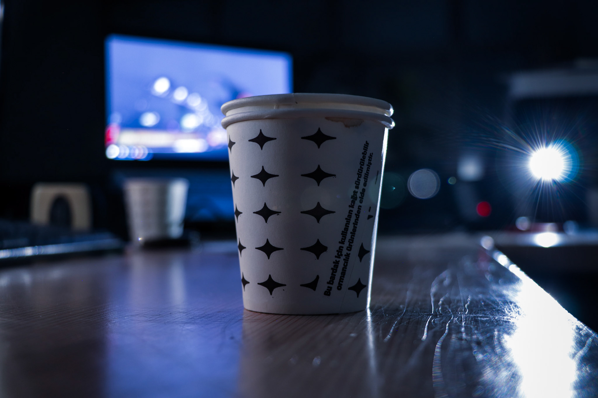 Kahve, karton bardakta ofis serüvenine eşlik ederken, içimdeki kıpırtıları uyandırır, hayallerimi besler ve yeni maceralara doğru yola çıkarır.