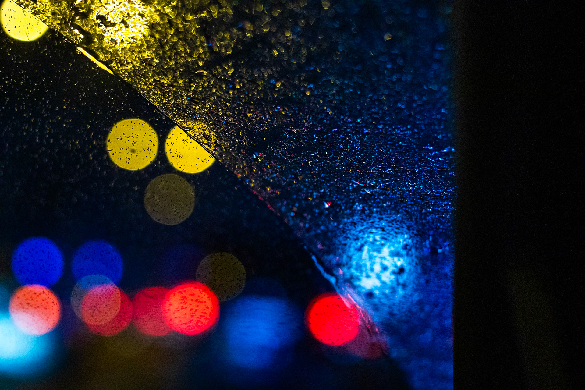 Yağmurlu bir gün, arabada giderken parlayan ışıkların bokehleri ve silecek izlerinin yarattığı soyut bir görüntüye denk geldim. Bu görüntü, bana ışığın ve suyun bir araya gelerek yarattığı mucizevi dansı hatırlattı. Yağmur damlaları, camın üzerinde birer ayna gibi parlıyor ve ışığı farklı yönlere yansıtıyordu. Silecekler ise bu ışığı daha da soyutlaştırarak, adeta bir ressamın fırçası gibi camın üzerinde izler bırakıyordu. Bu görüntü karşısında büyülendim ve bu soyut güzelliği fotoğraflamak istedim.