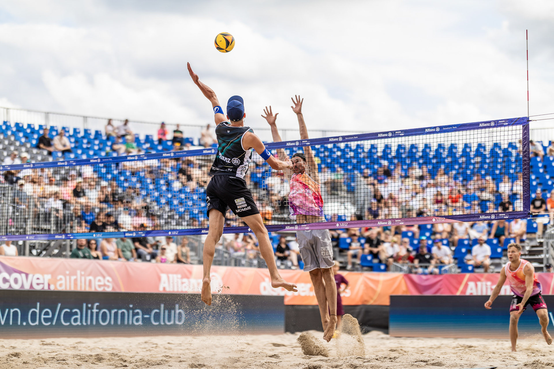 Momme Lorenz (1. Beachclub Kiel) im Angriff gegen Jannik Kühlborn (BeachL e.V.)