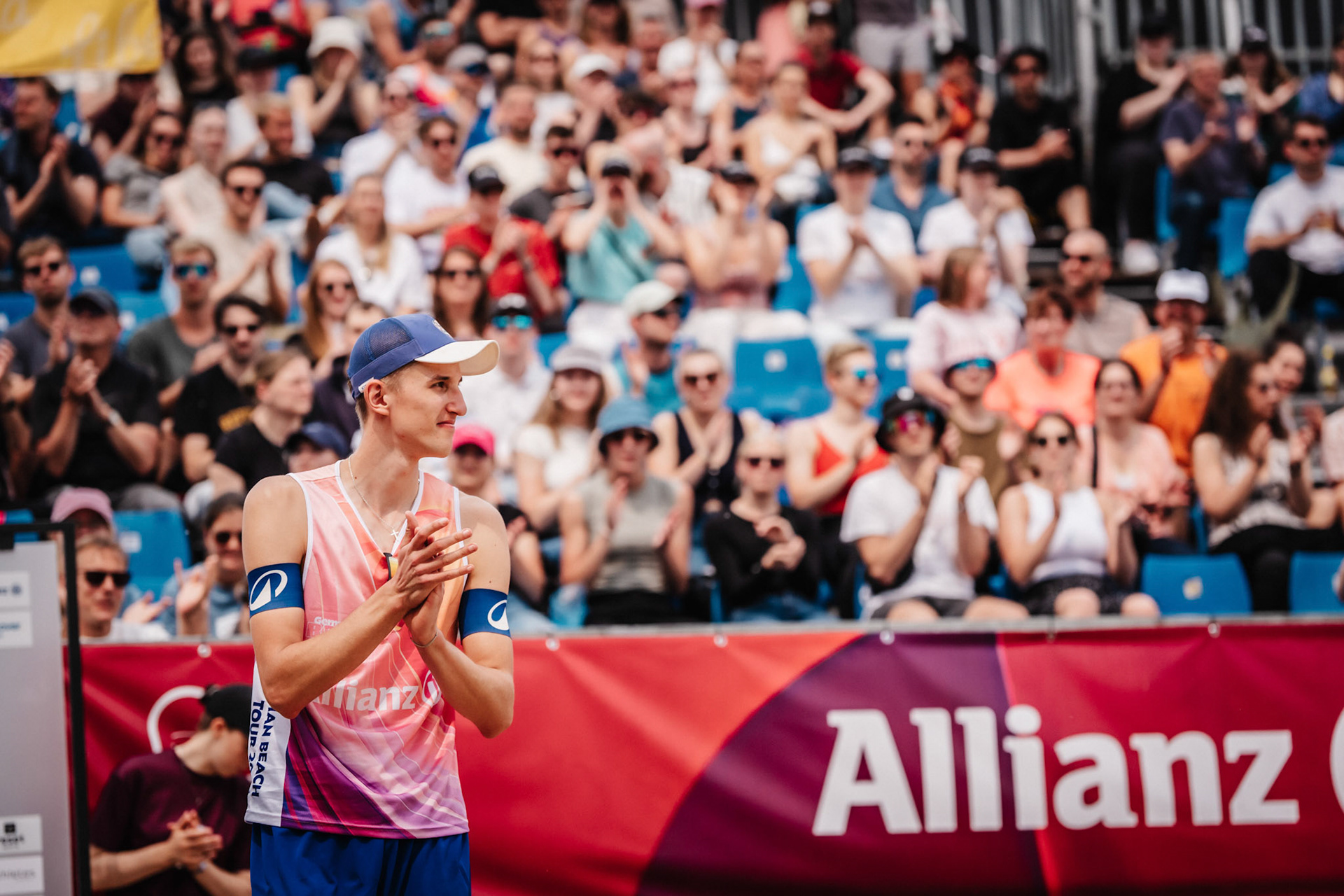Momme Lorenz läuft in die Arena ein