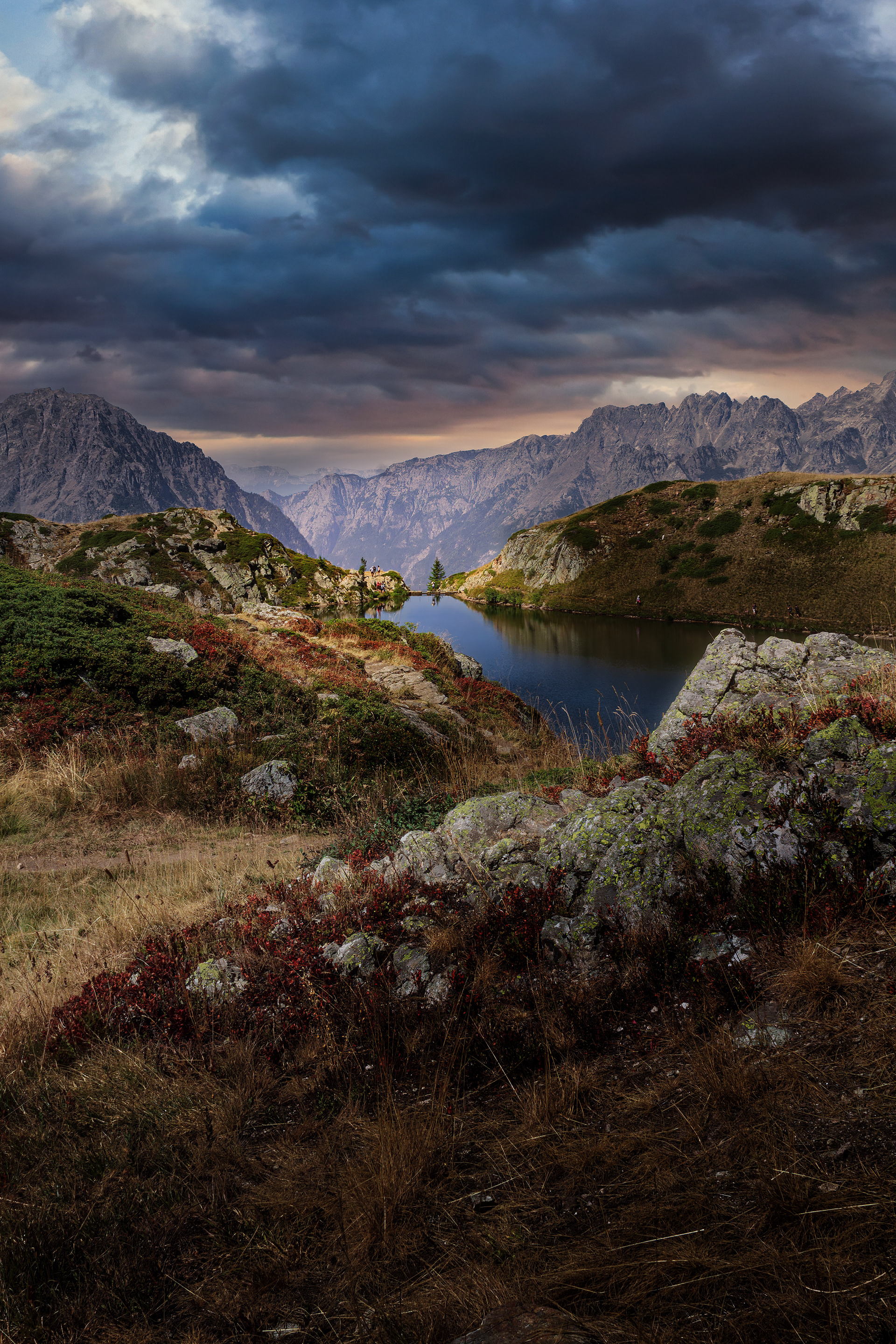 Isère - Le temps devient menaçant au dessus du lac Noir (plateau des Petites Rousses)