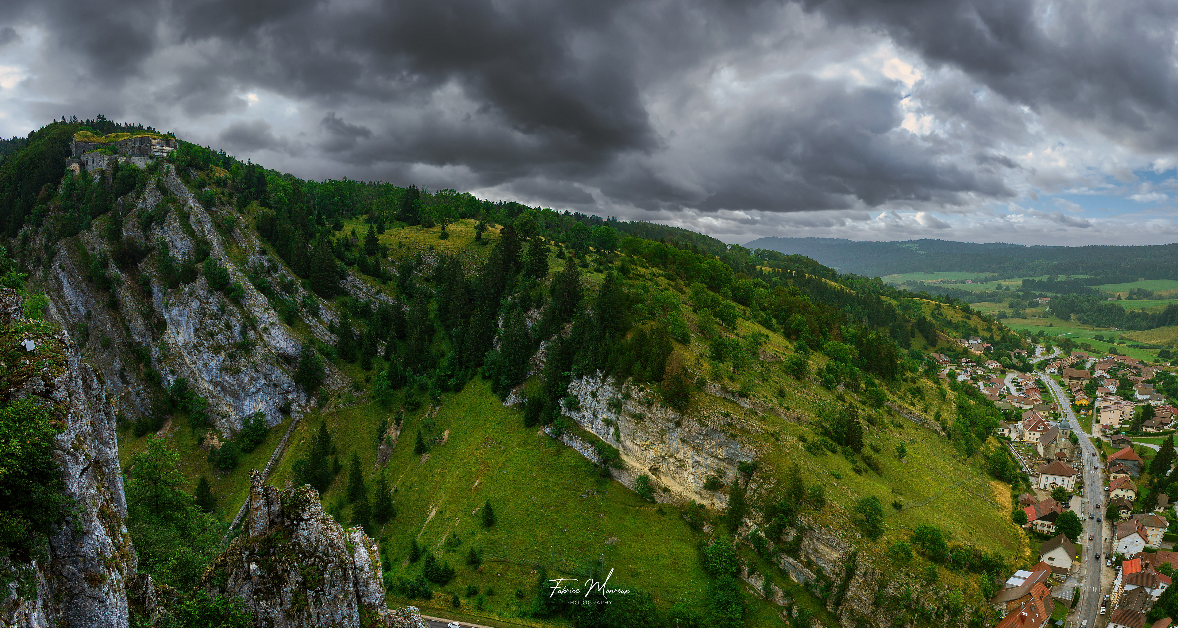 Le fort Mahler et le village de la Cluse-en-Mijoux