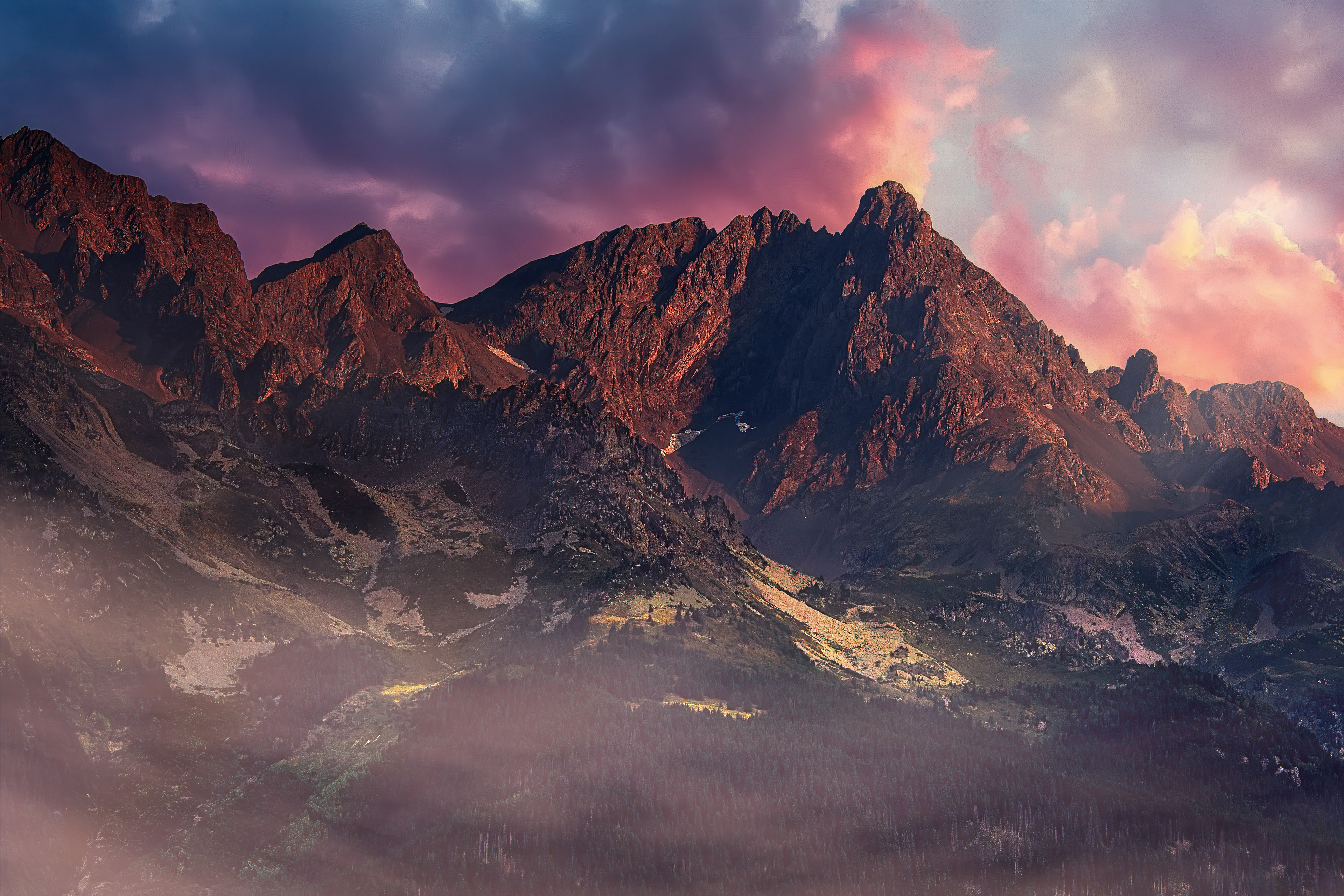 Isère - Le massif de Belledonne au lever du soleil