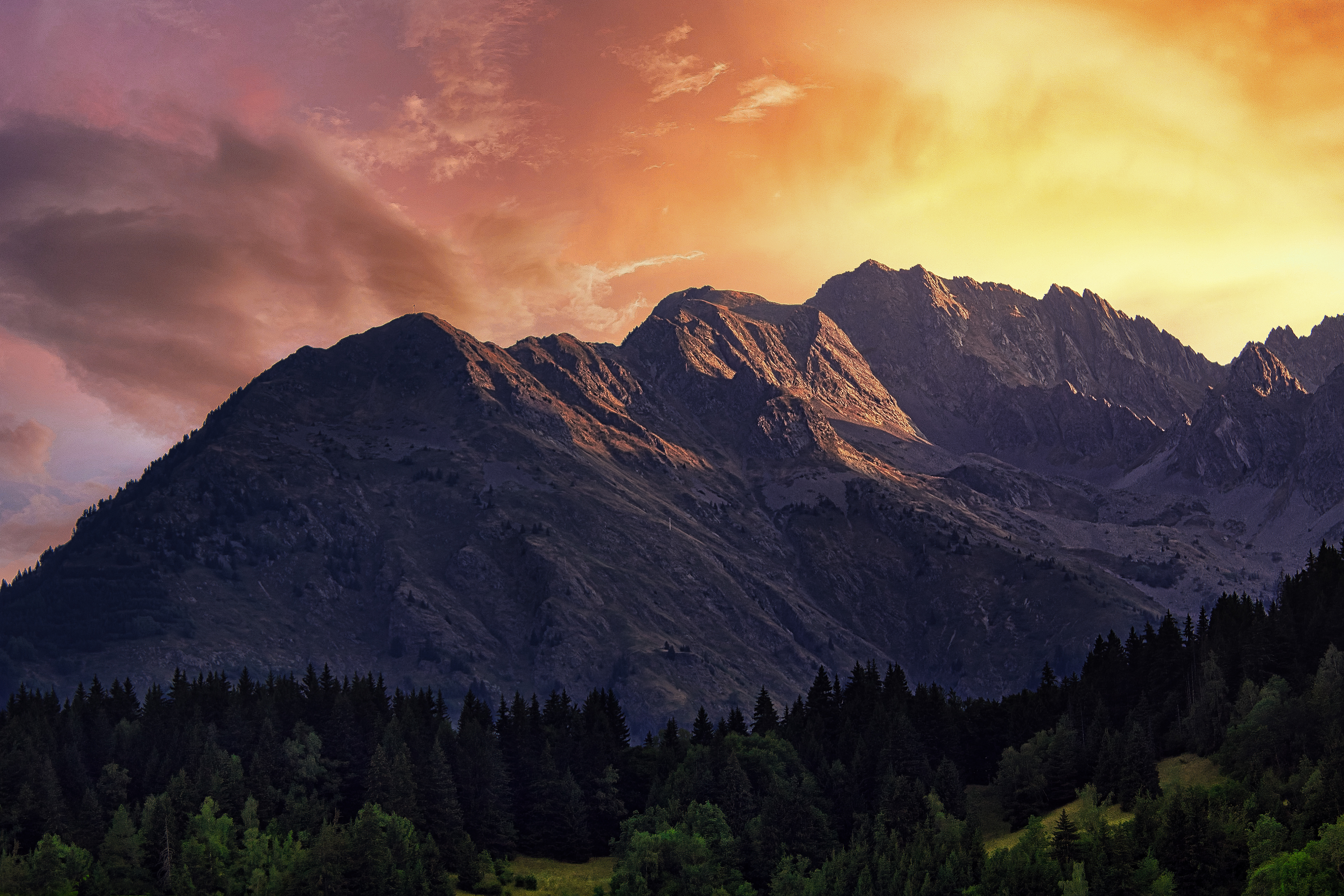 Isère - Ciel de feu sur le massif de Belledonne au petit matin