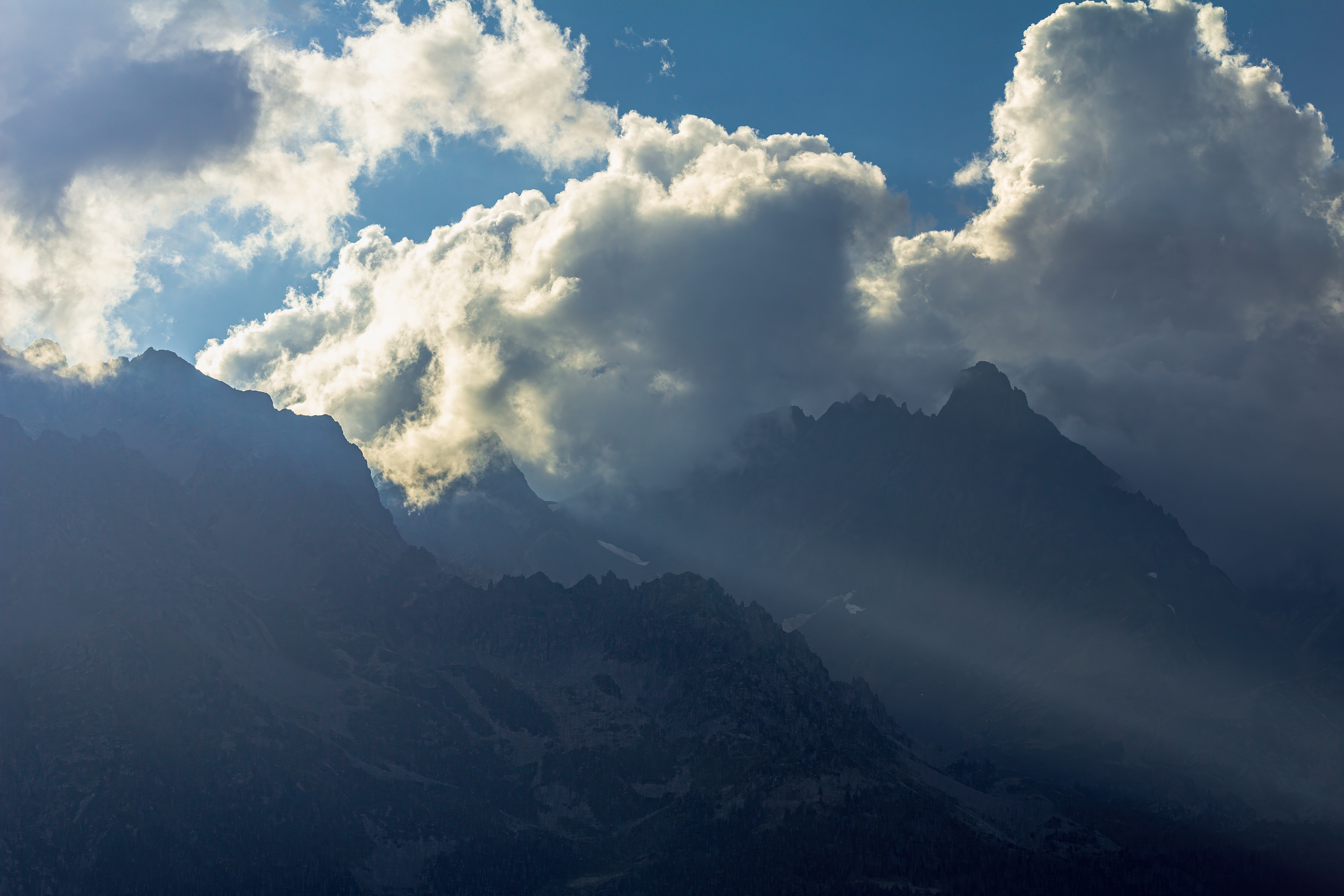 Isère - Nuages accrocheurs sur les sommets du massif de Belledonne
