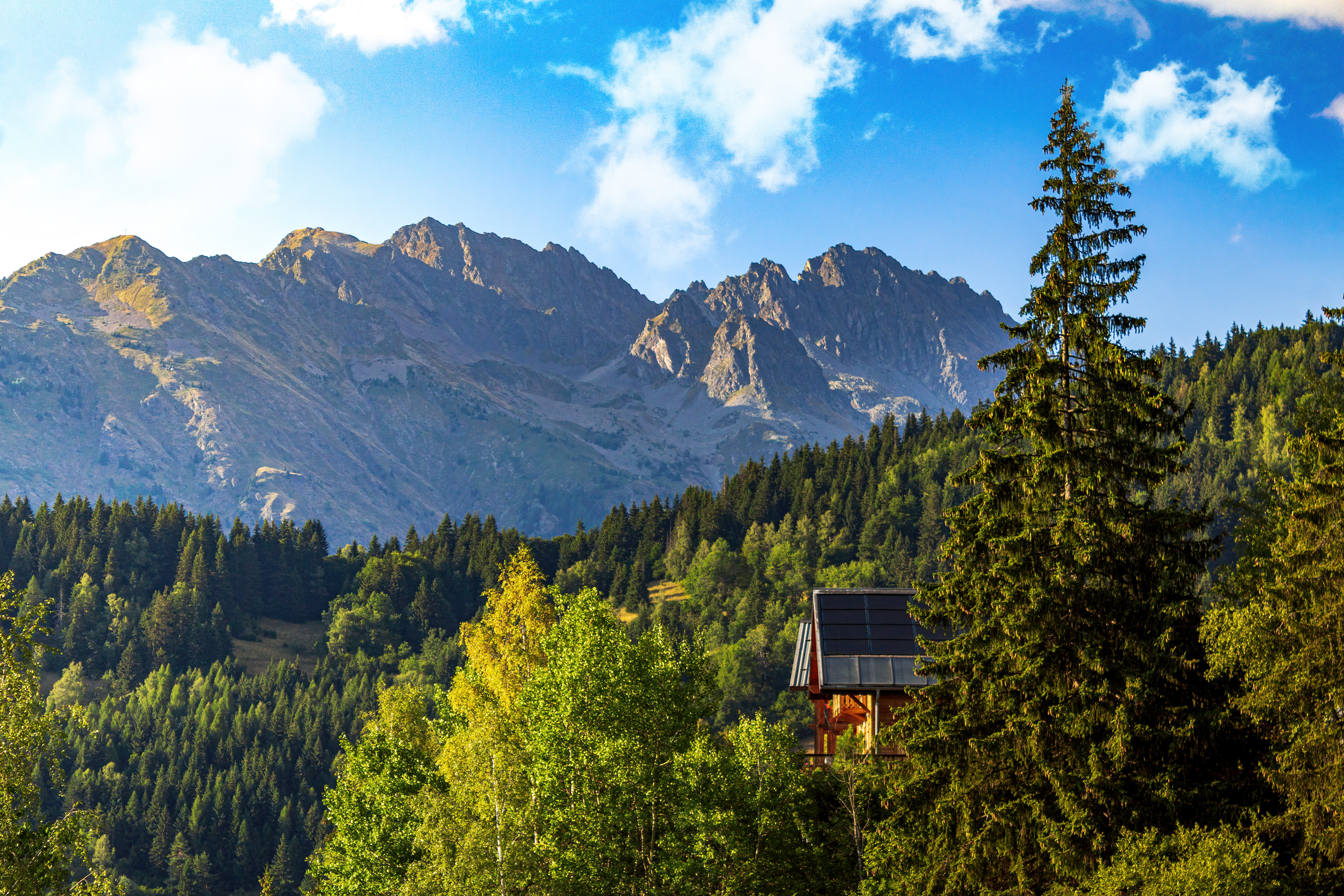 Isère - Le massif de Belledonne vu de la station d'Oz-en-Oisans