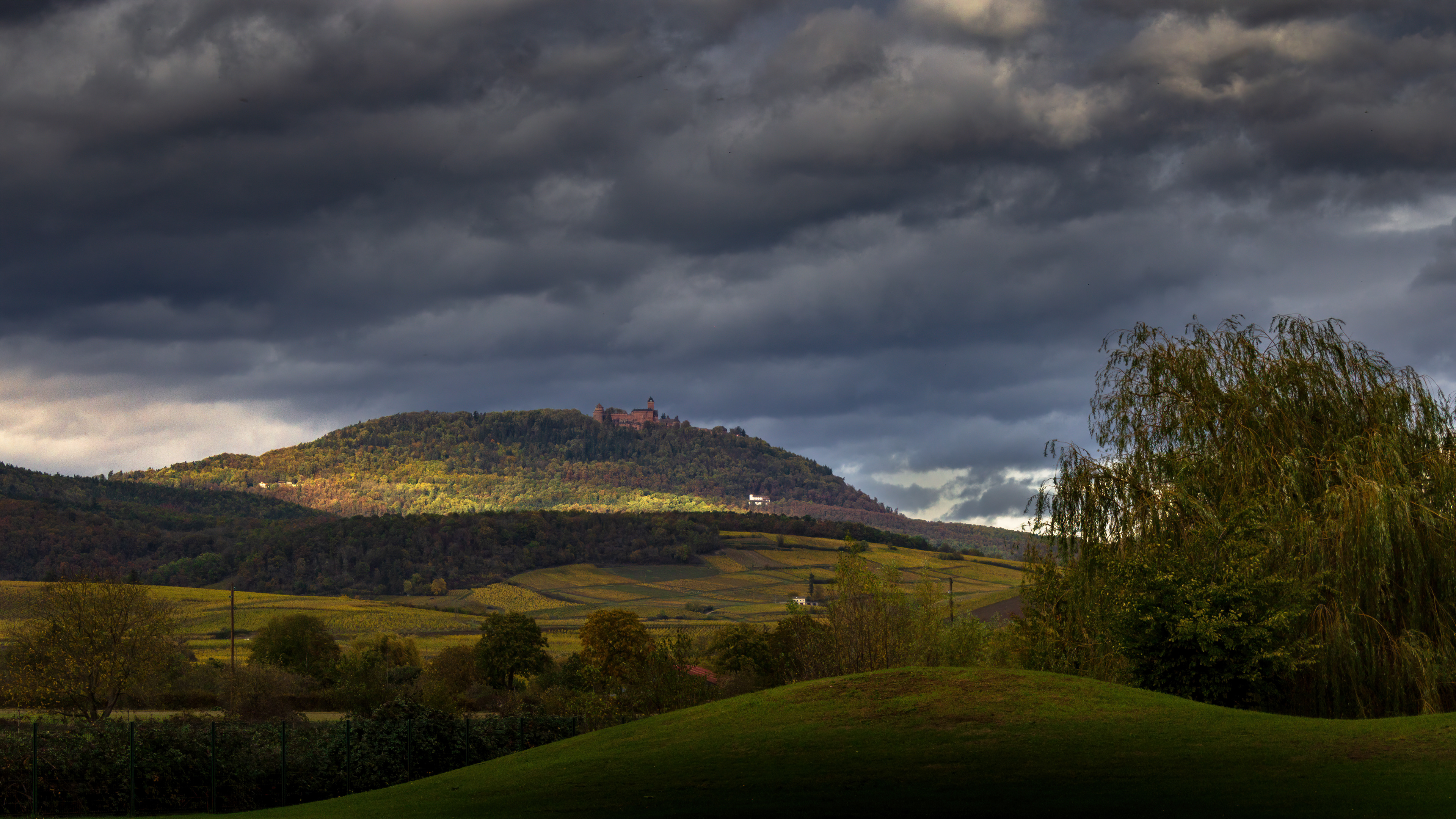 Le château du Haut-Koenigsbourg sous un ciel automnal
