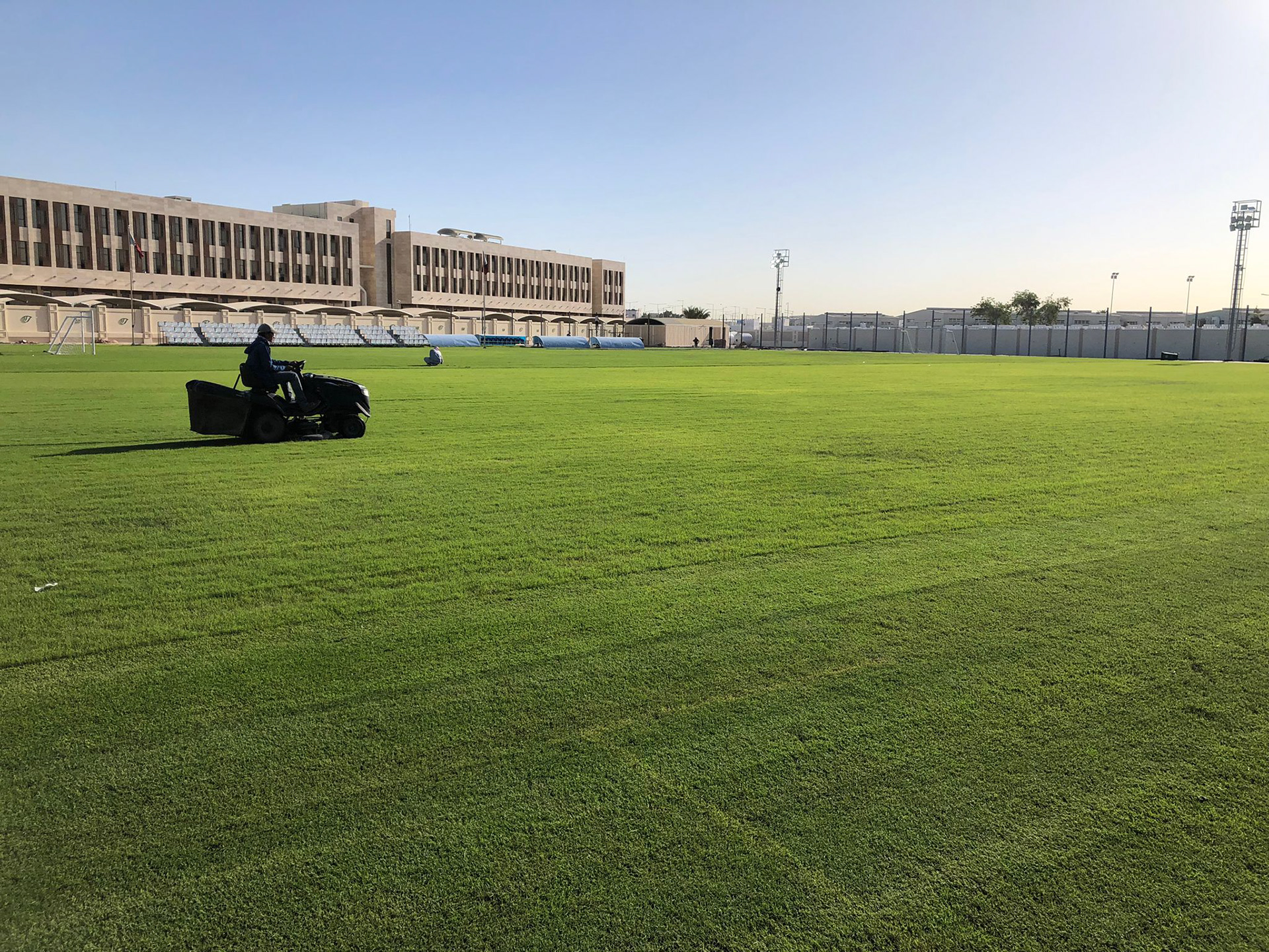 تركيب عشب صناعي عالي الجودة لحديقة منزلية في قطر بواسطة شركة سلسبيل للزراعة