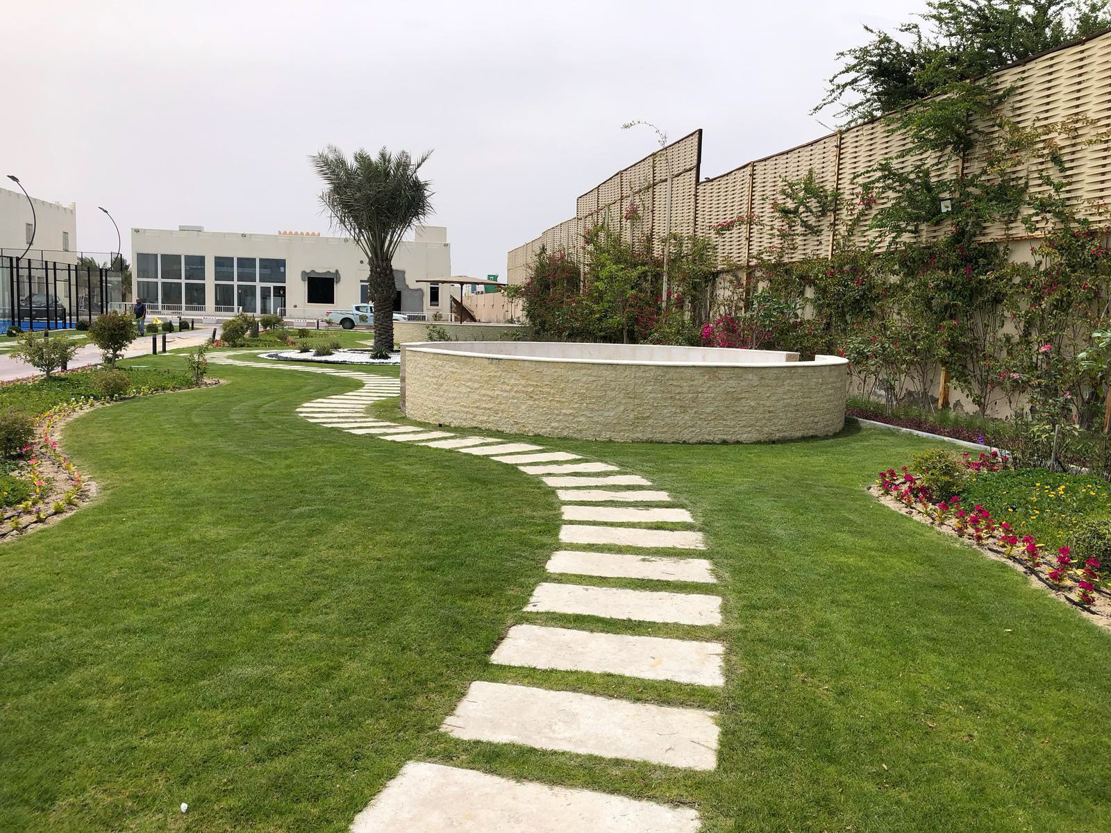 أعمال صيانة زراعية وتنسيق أحواض ورود لفيلا في سميسمة