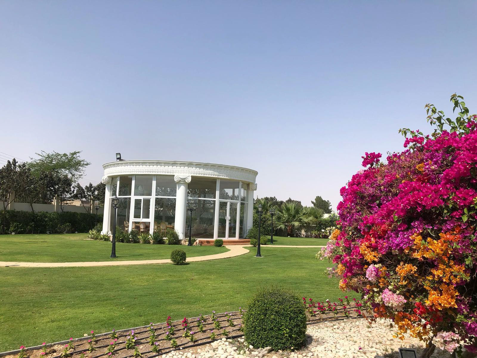 مشروع لاندسكيب متكامل يدمج بين الطبيعة والفخامة في قطر