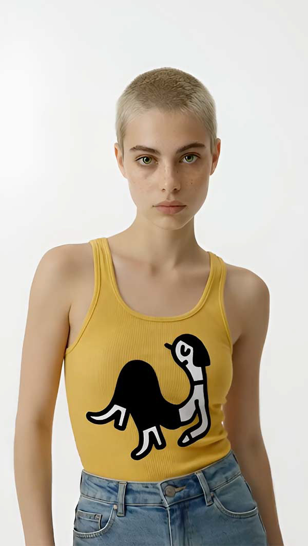 Femme du clip musical, blonde avec cheveux courts.