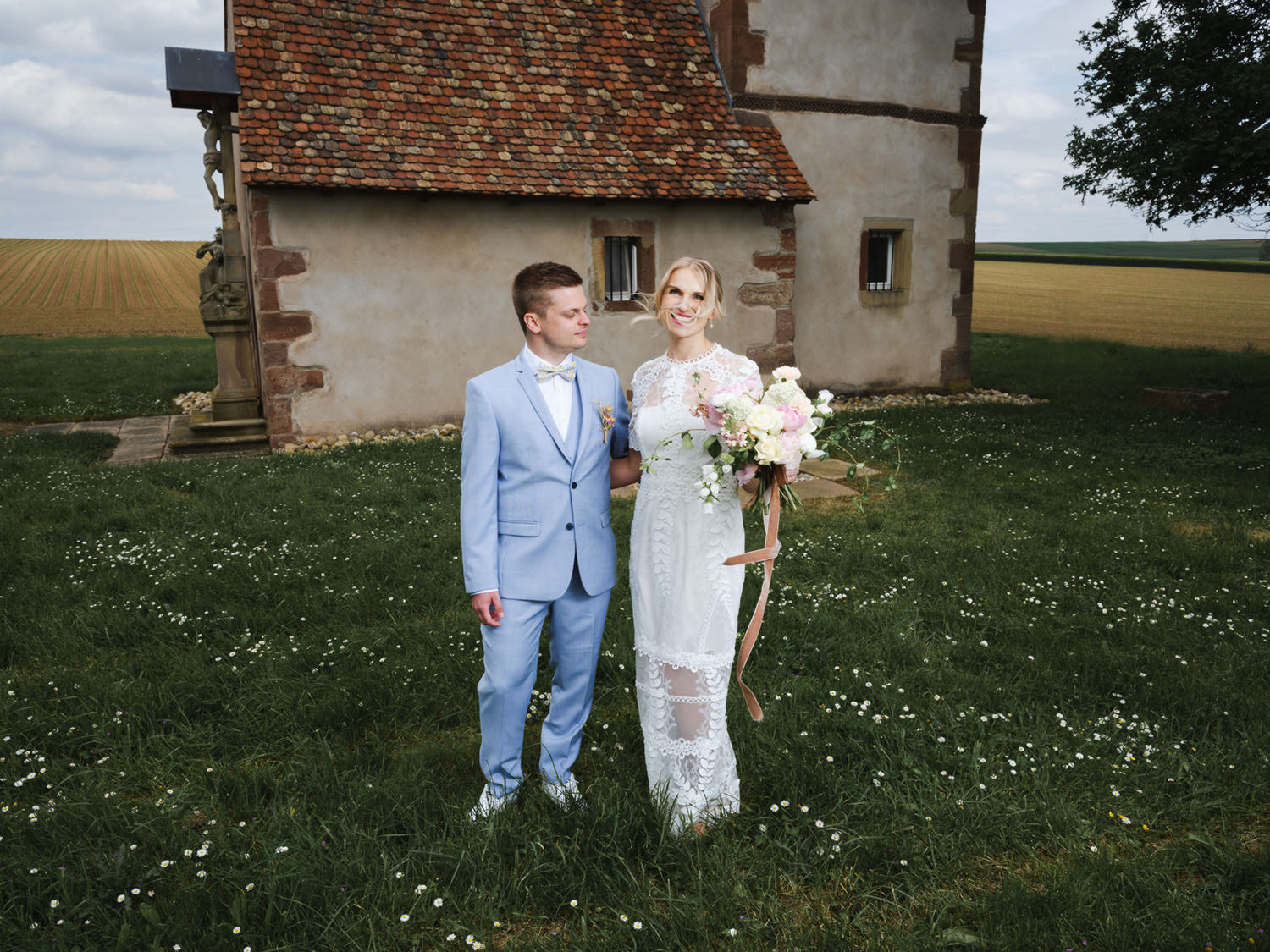 Mariés devant petite chapelle dans le Bas-Rhin