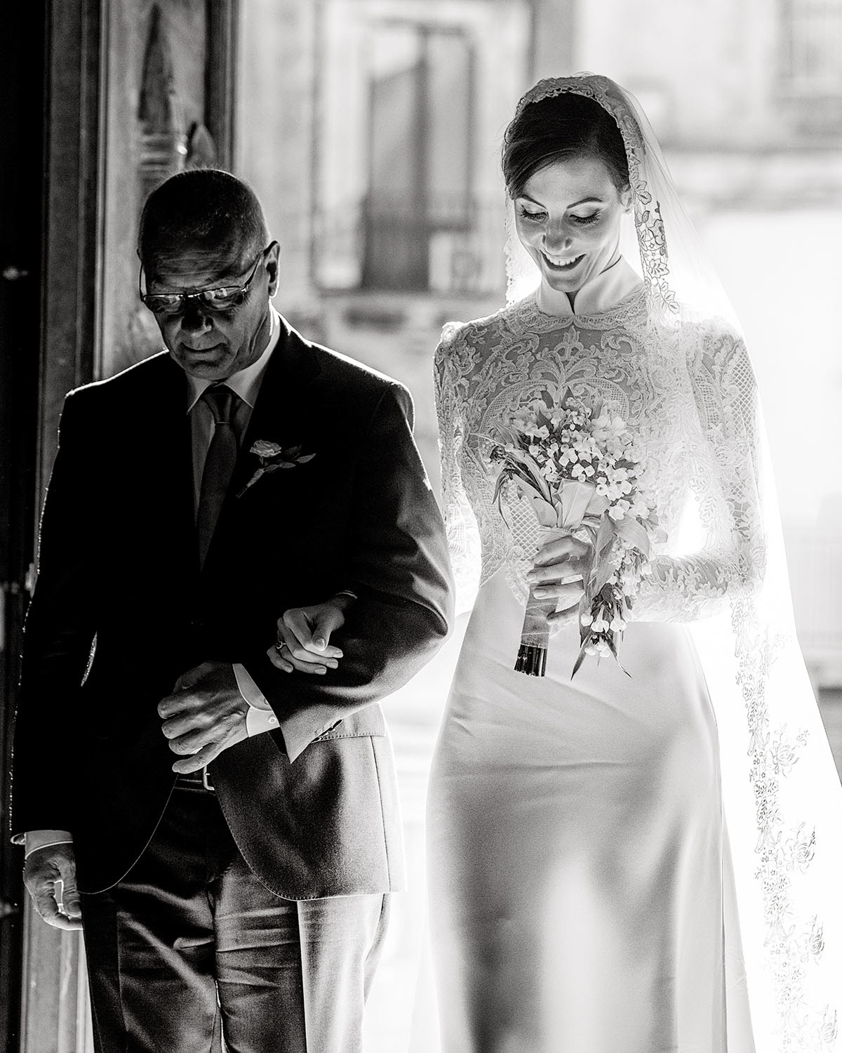 La mariée entre au bras de son père