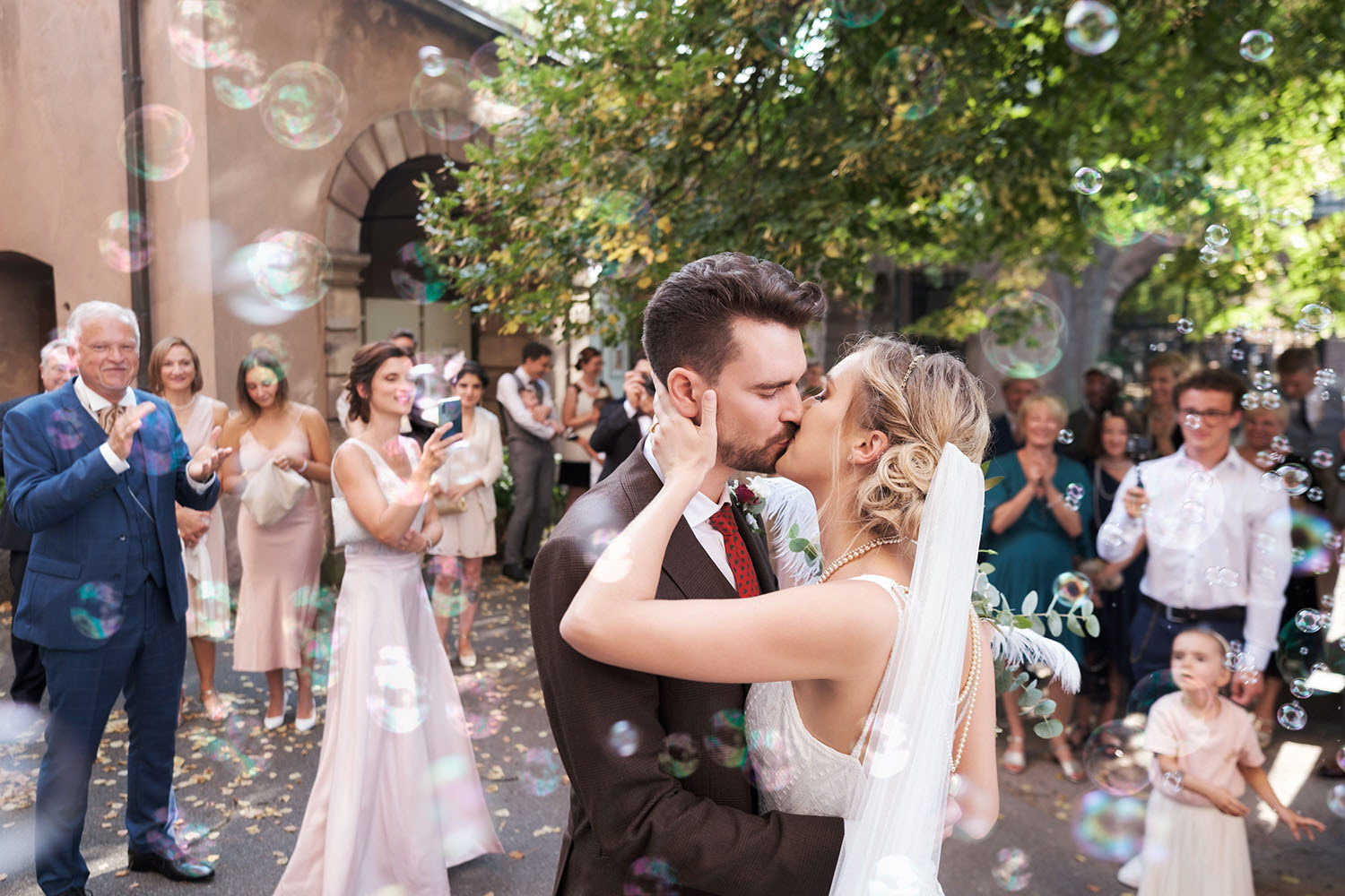Baiser des mariés devant l'église