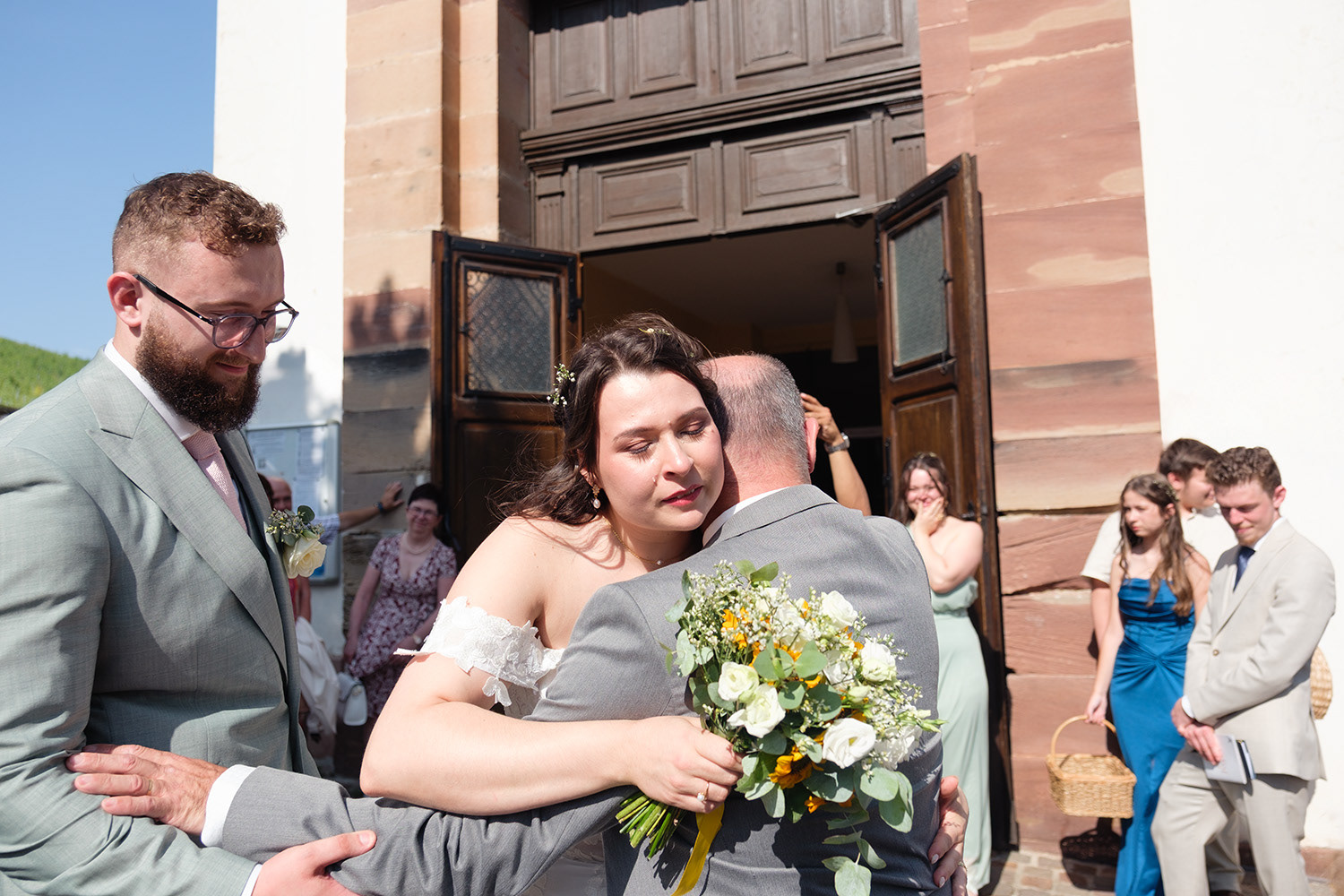 La mariée émue en embrassant son père