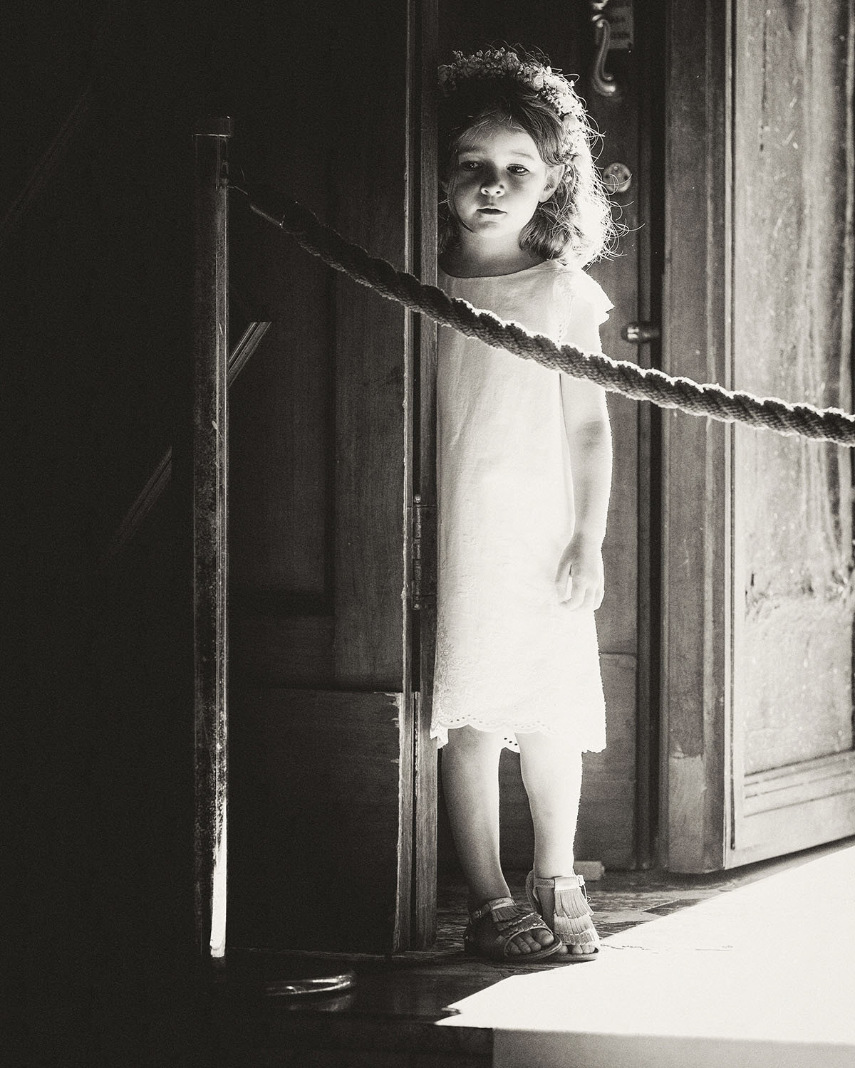 Petite fille à l'entrée de l'église