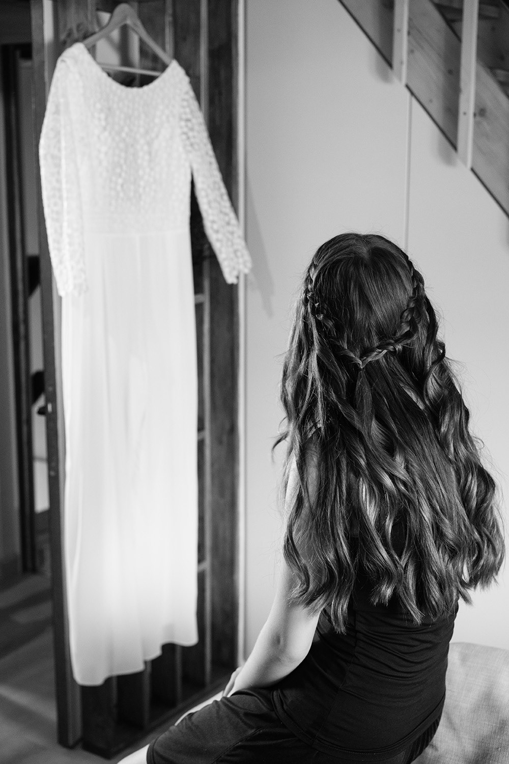 Jeune fille admirant la robe de la mariée