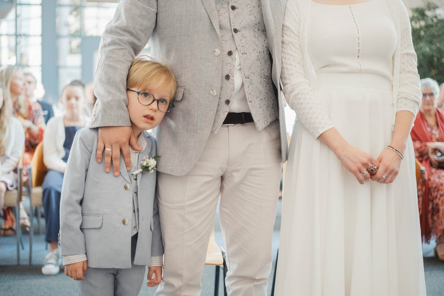Mariés et leur petit garçon à la mairie d'Hoenheim