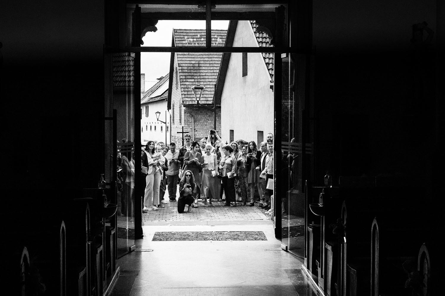 Les invités attendent les mariés devant l'église