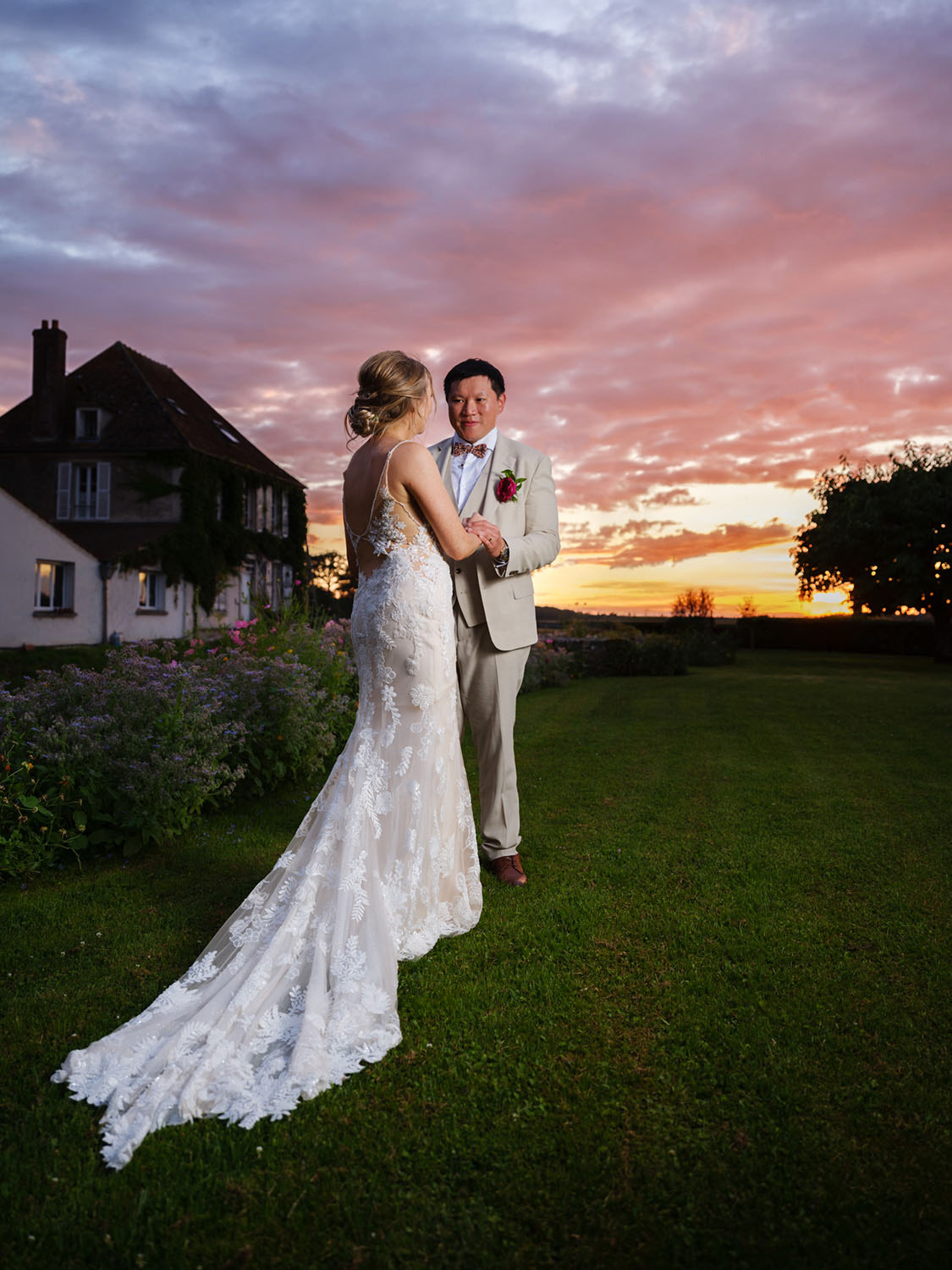 Mariés au coucher de soleil