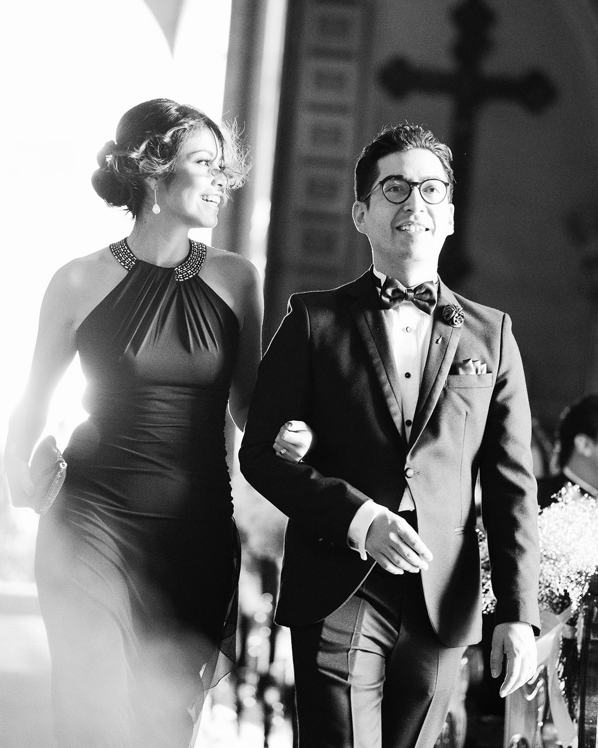 Couple entrant dans l'église