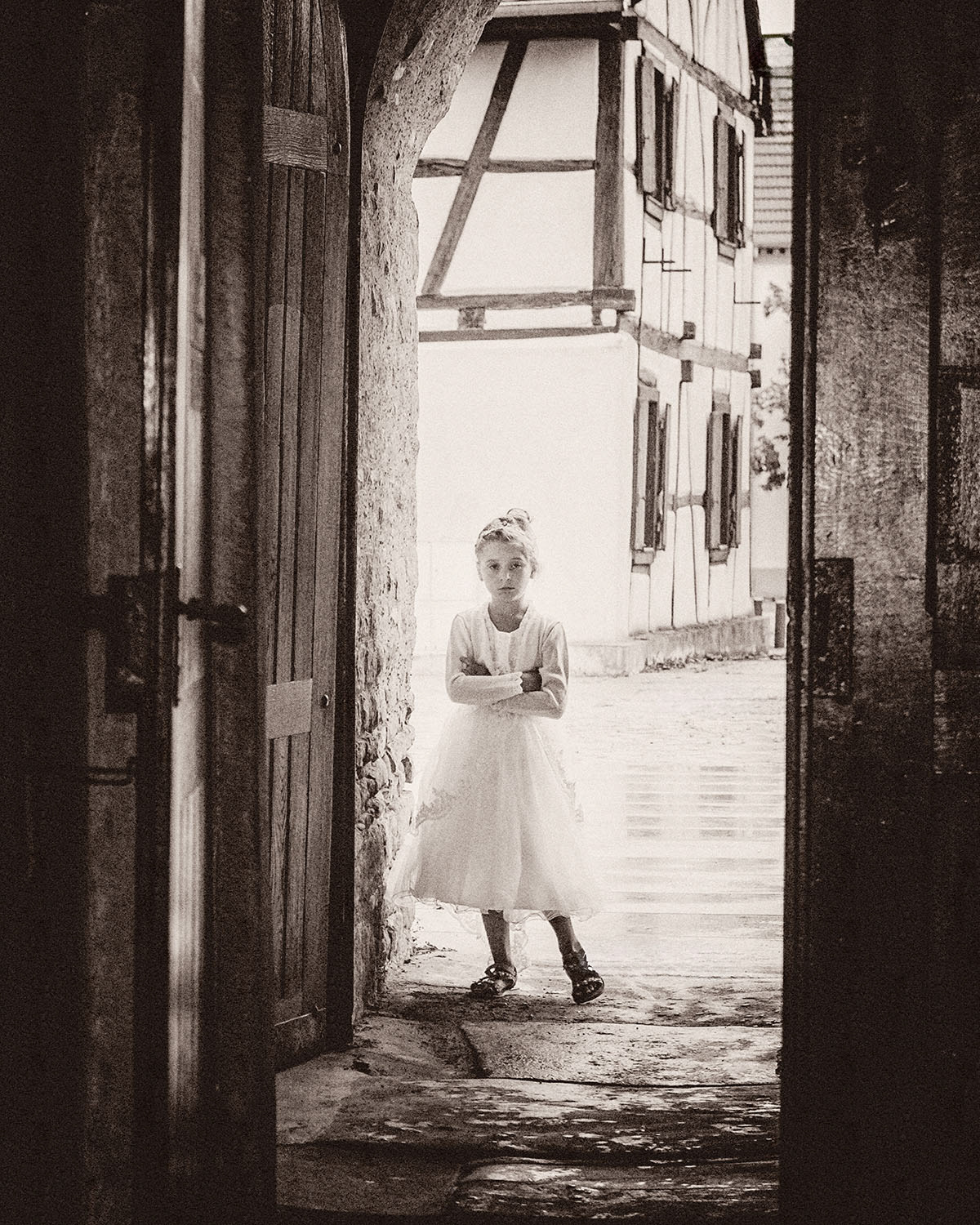 Petite fille devant l'église