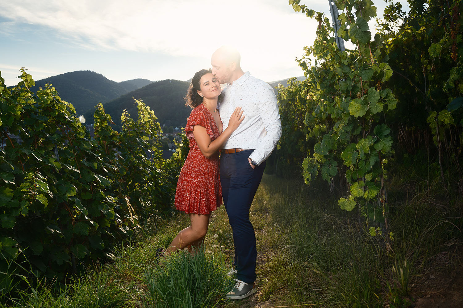 Photo de couple dans les vignes avant leur mariage