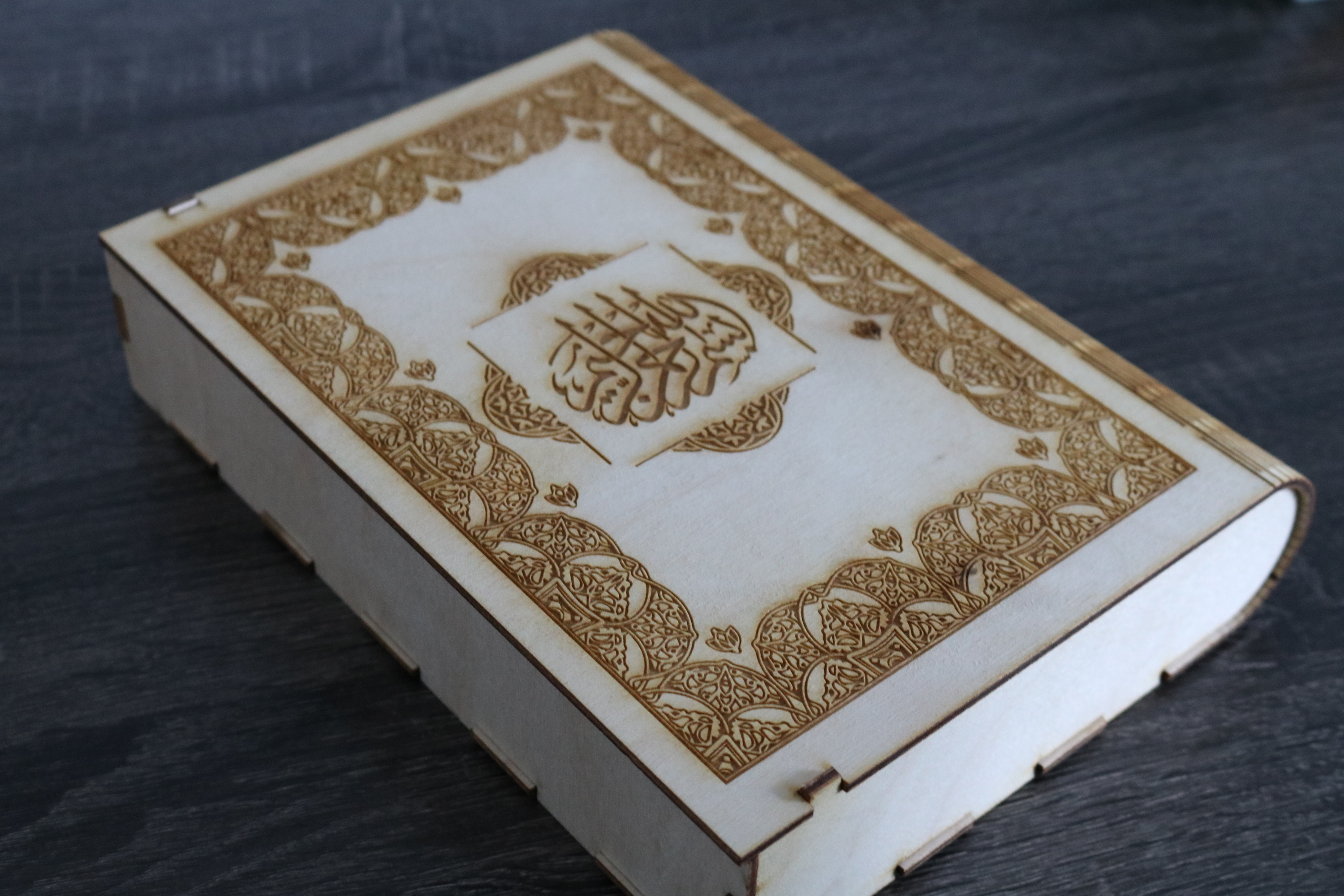 Lasercut box with a living hinge