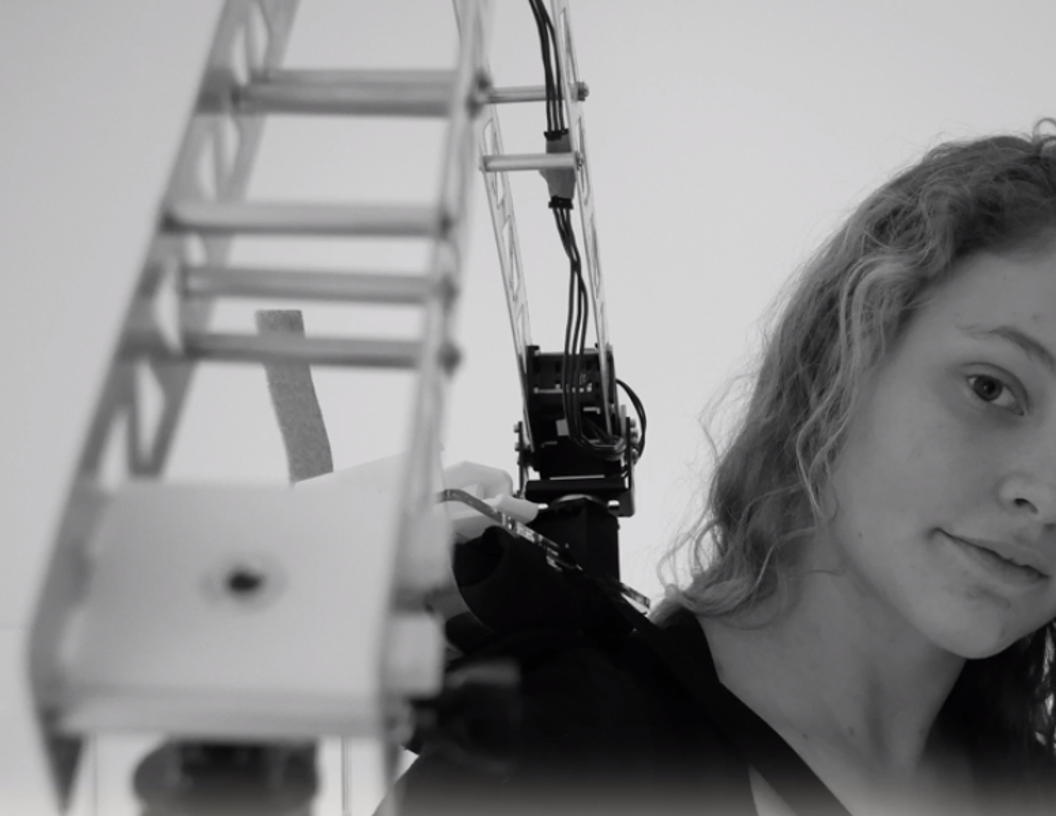Wearable robotic arm to provide haptic feedback in virtual reality