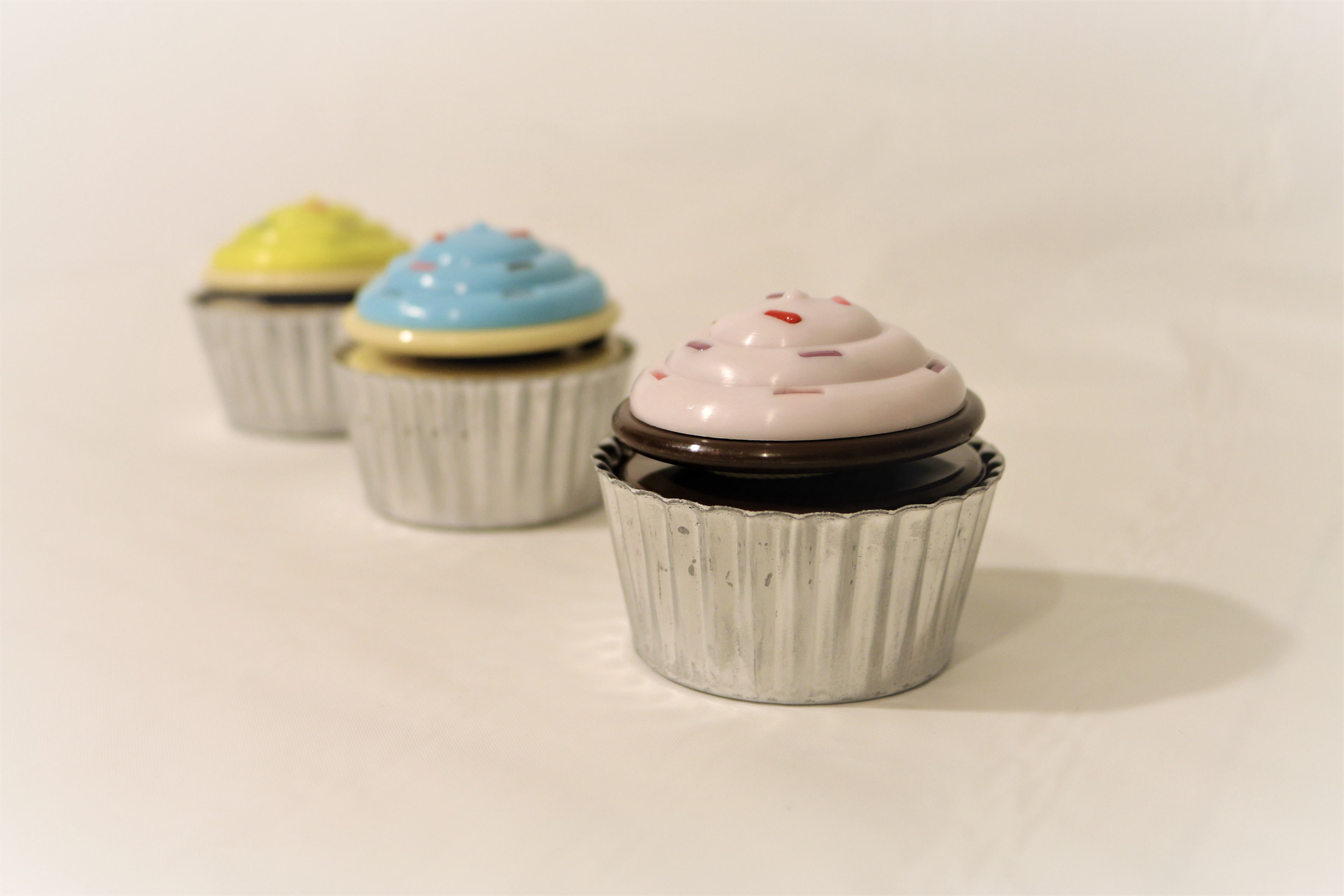 Cupcake yo-yo in the thermoformed cup stand to give it an authentic look when not in use