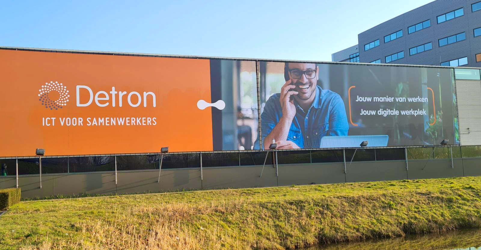 Het doek langs de A12