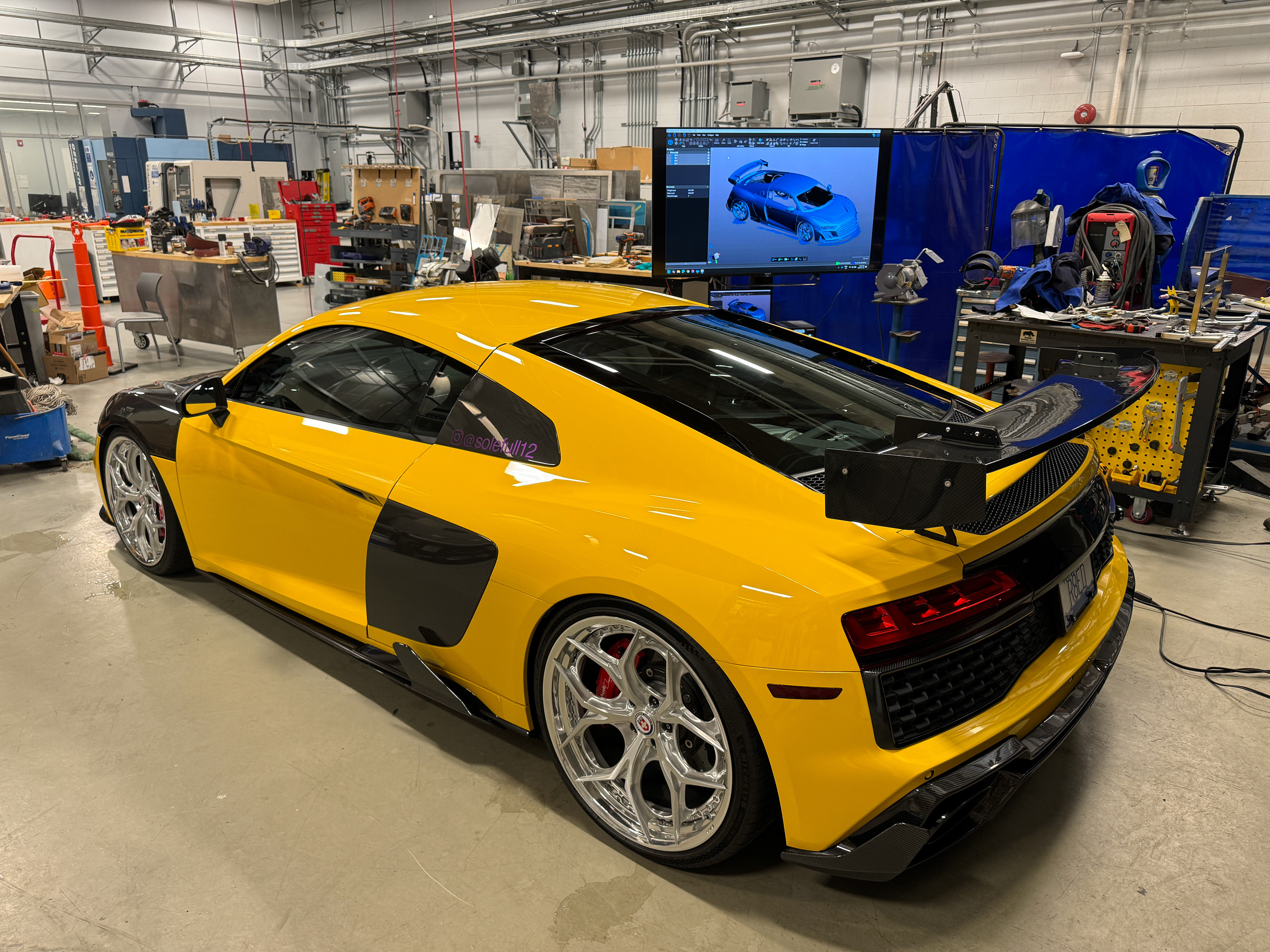 3D laser scanning of the full Audi R8 with a Creaform Metrascan 750.