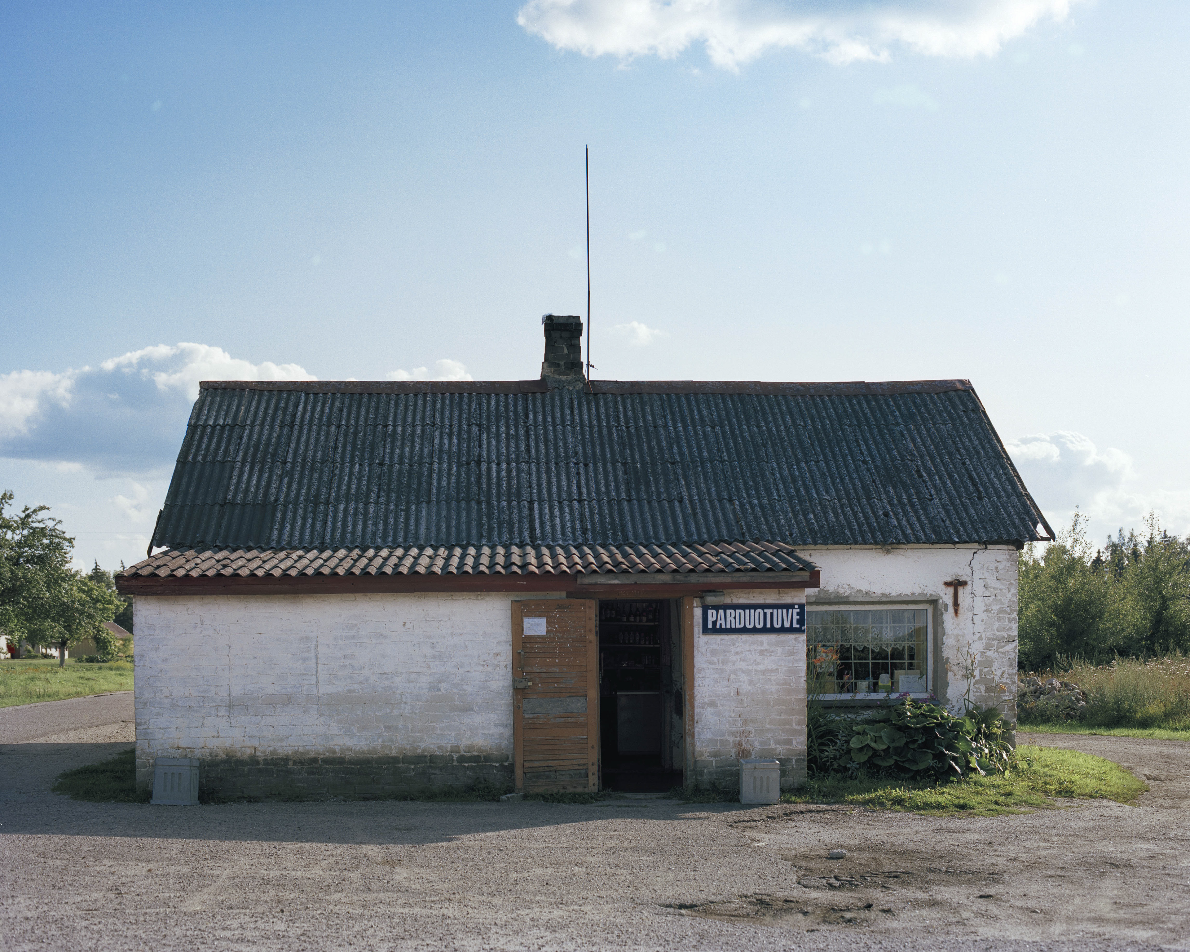 JAUNIŪNŲ PARDUOTUVĖ 54°56'22.5"N 25°00'45.0"E 2019.07.19 18:35