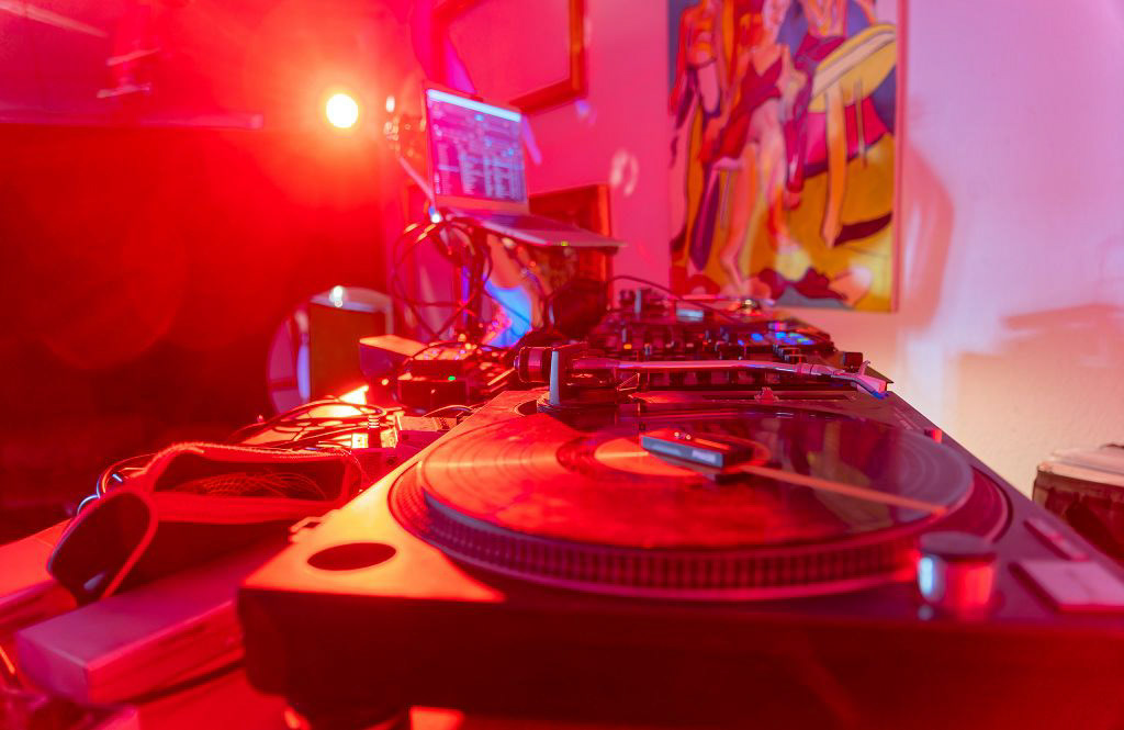 Tanzparty in der Künstlerkolonie Fichtelgebirge mit DJ Nomad und DJ Sam Collé