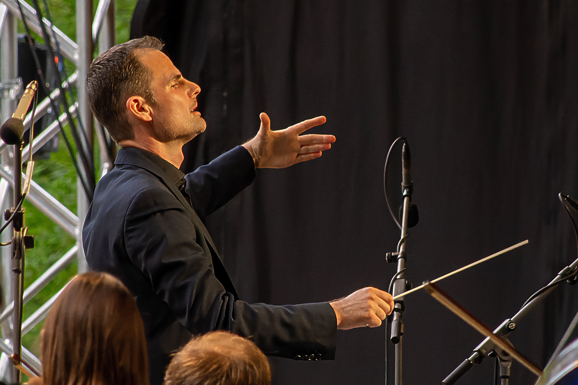 Constantin Trinks dirigiert das Festspielorchester beim Open Air am grünen Hügel