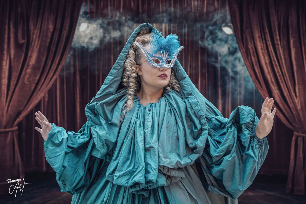 Nora von @snapeldorium Eine Aufnahme, die sehr spontan während einer Probenpause entstand. Das tolle Kostüm stammt aus der Schneiderei der Studiobühne Bayreuth. Der Hintergrund ist ein Adobe Stockbild. Bearbeitung by me - als kleine Übung um photoshoptechnisch nicht einzurosten...