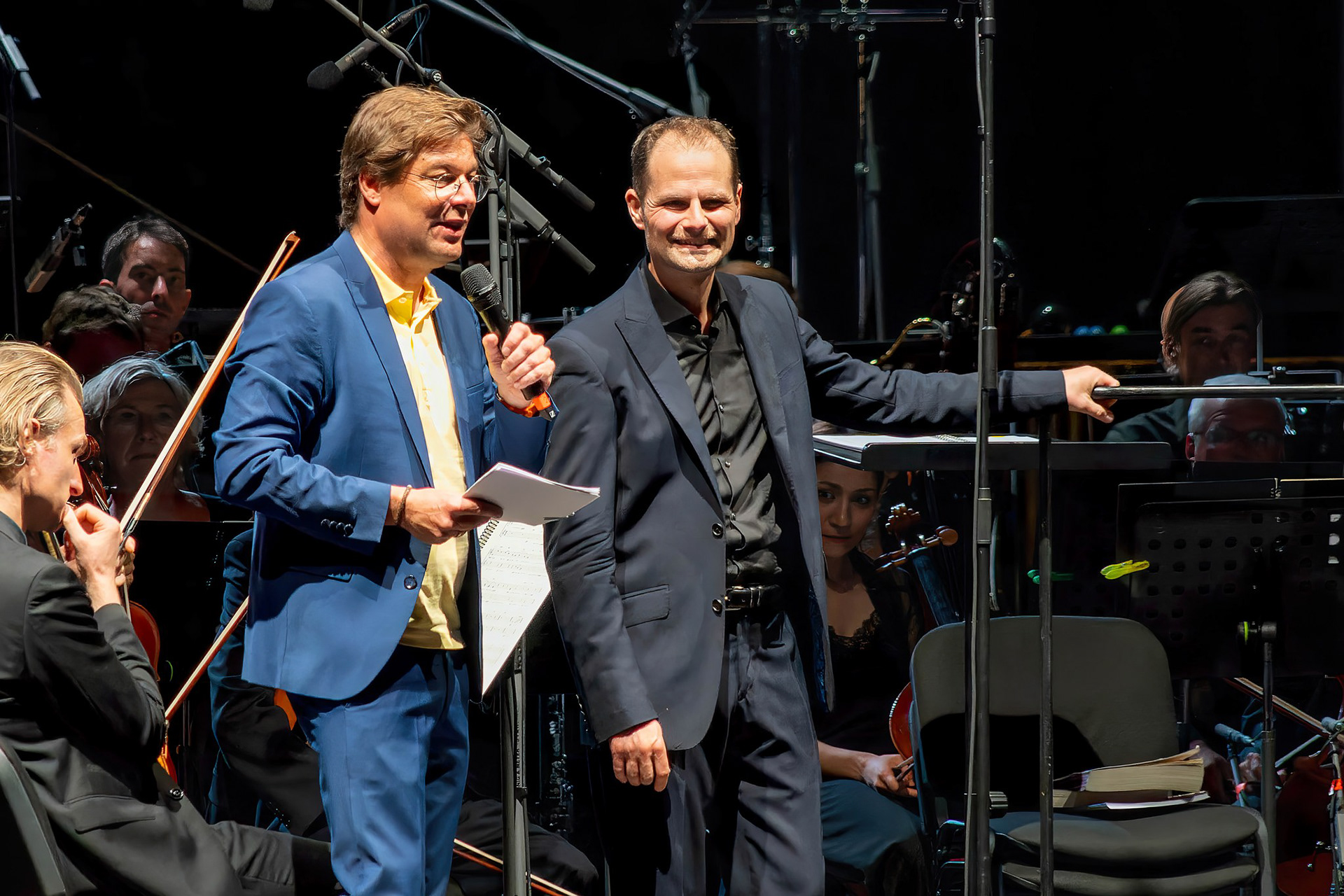 Axel Brüggemann und Constantin Trinks beim Open Air Konzert am grünen Hügel