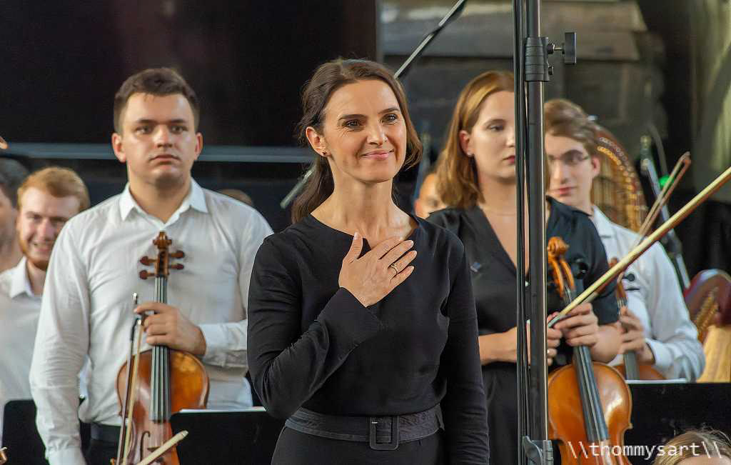 Oksana Lyniv und das Jugendsinfonieorchester der Ukraine bei einem Konzert in der Panzerhalle Bayreuth