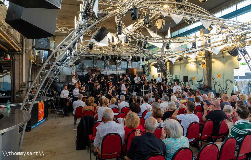 Oksana Lyniv und das Jugendsinfonieorchester der Ukraine bei einem Konzert in der Panzerhalle Bayreuth