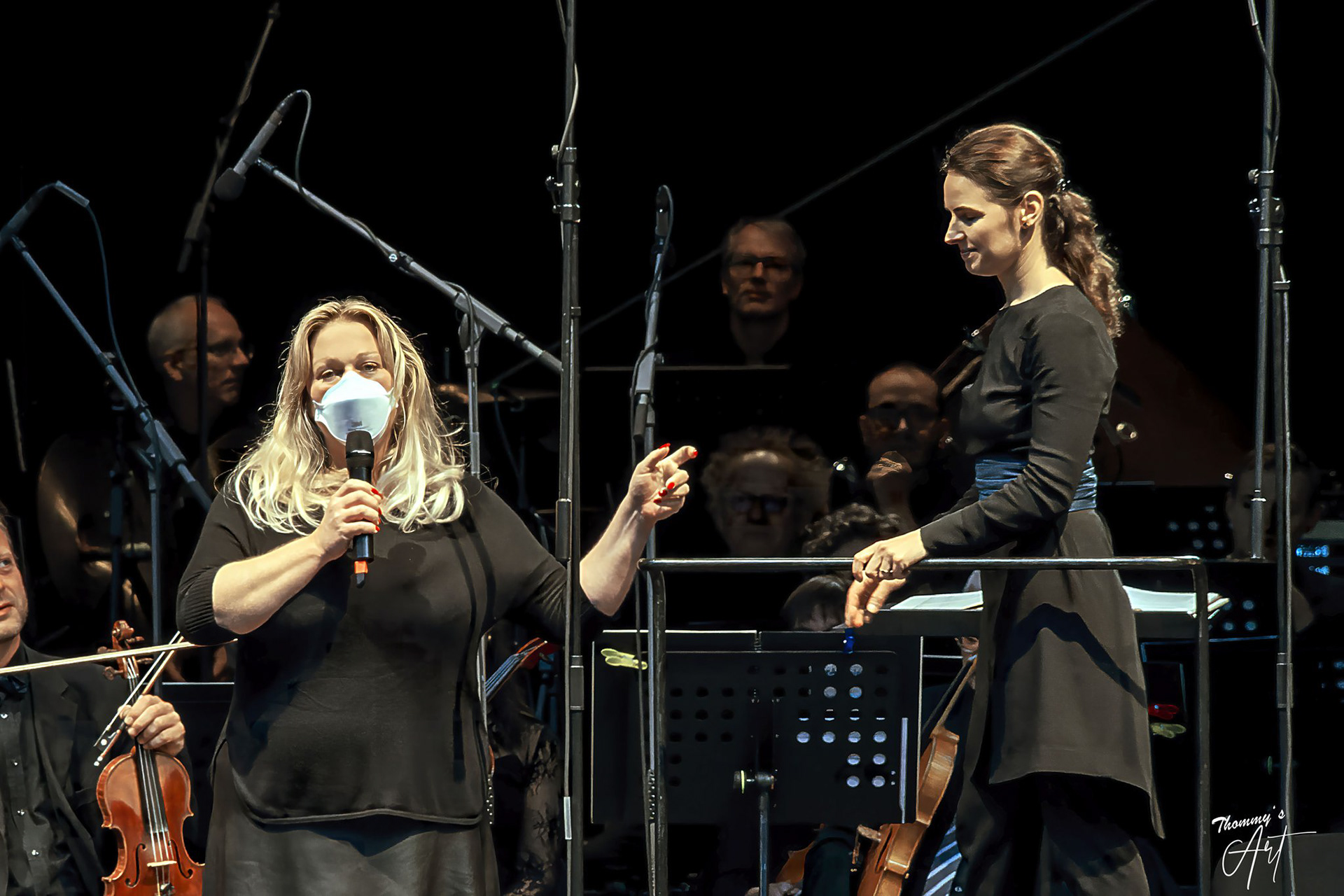 Katharina Wagner und Oksana Lyniv beim Open Air Konzert am grünen Hügel