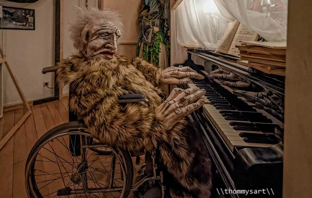 Erda (gestaltet von Nikolaus Habjan) in der Ausstellung SPIELTRÄUME im Steingraeberhaus