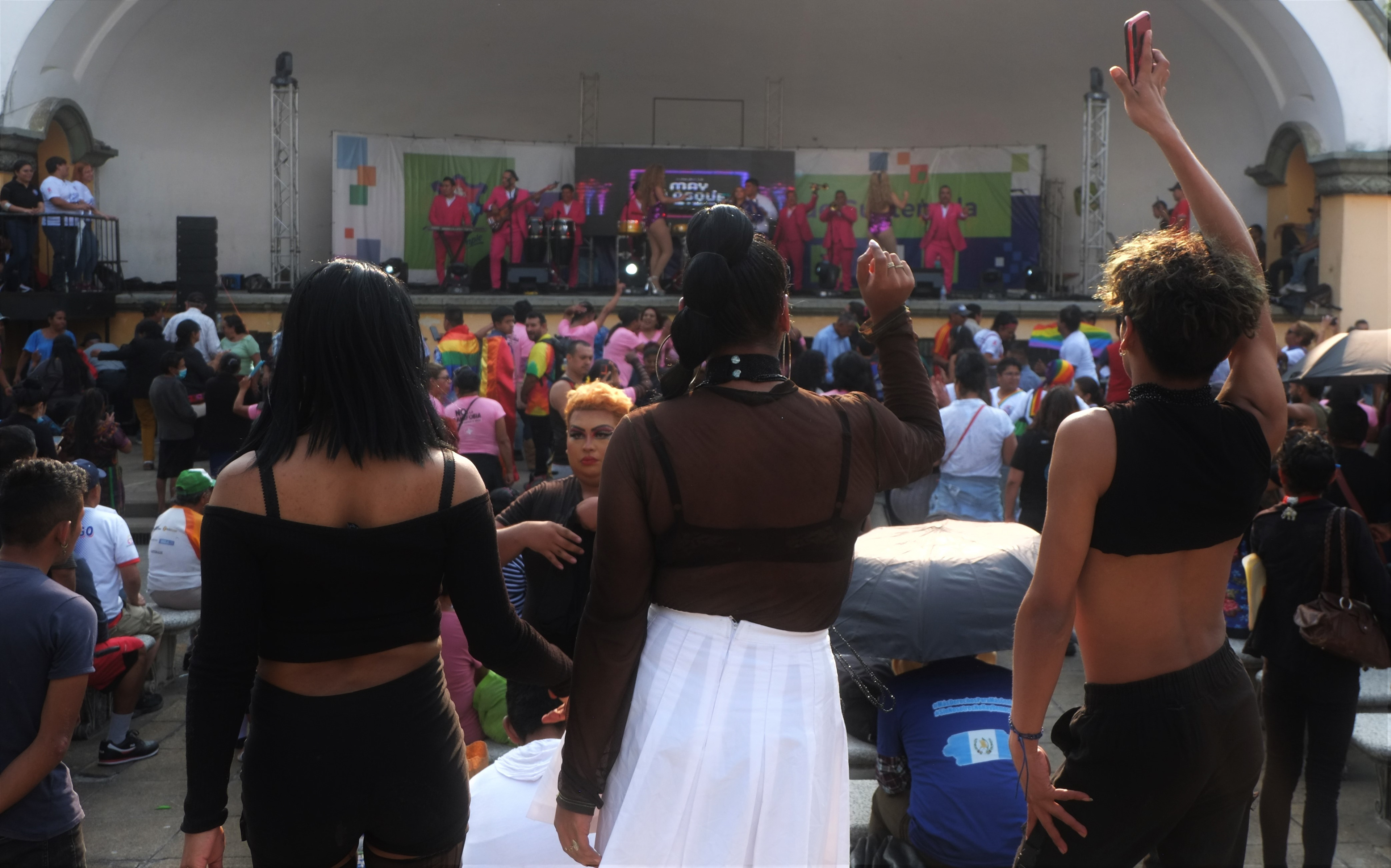 En el mundo, cada 17 de mayo se conmemora el Día Internacional contra la Homofobia, Bifobia y Transfobia y en ciudad de Guatemala una camiseta blanca encarnaba el mensaje «El voto LGBTIQ+ importa»