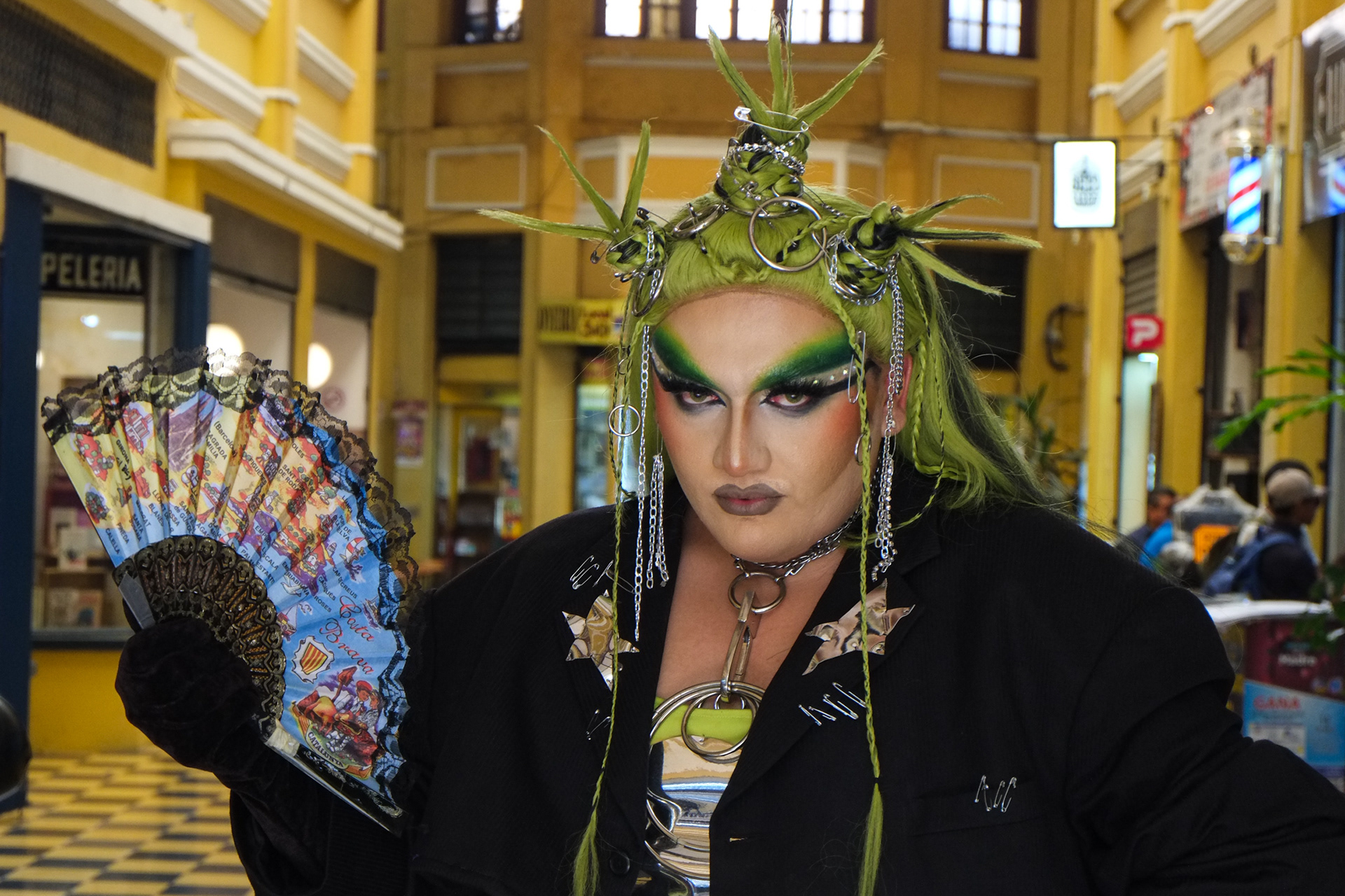 Andromeda posa en el Pasaje Rubio antes de exhibirse en el festival de cierre de la caravana contra la transfobia del 17 de mayo