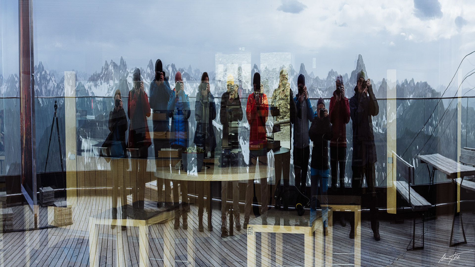 Die Gruppe im Fenster - Leica SL3 mit Apo Summicron M 1:2/50