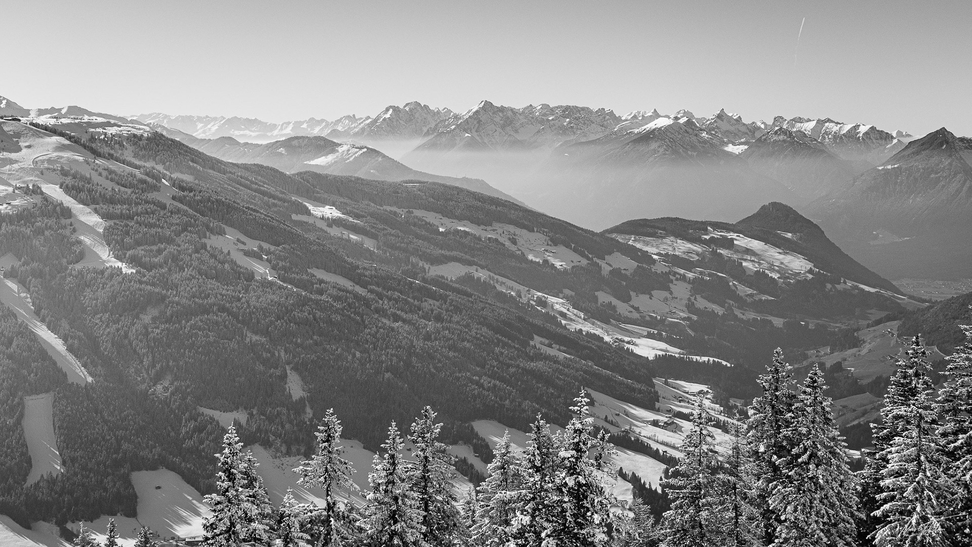 Blick vom Schatzberg in der Wildschönau über das Alpbachtal über das Inntal in Richtung Karwendel.