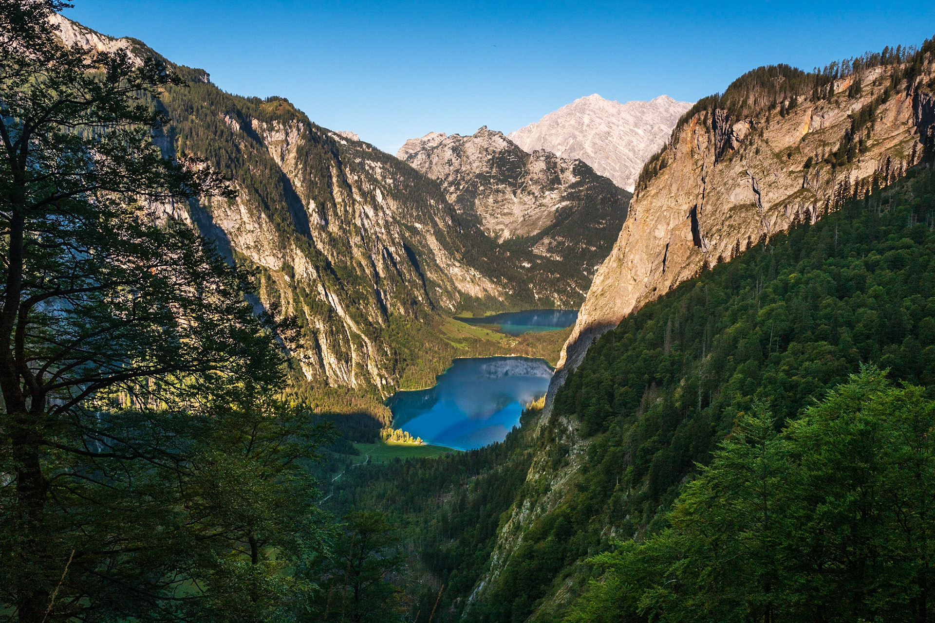 Der Abstieg über den Röthsteig mit einem letzten Blick auf Obersee, Königsee und Watzmann. Die Nase mit der kleinen Alm links oberhalb der beiden Seen ist das Halsköpfl, von dem das vorherige Bild geschossen wurde.