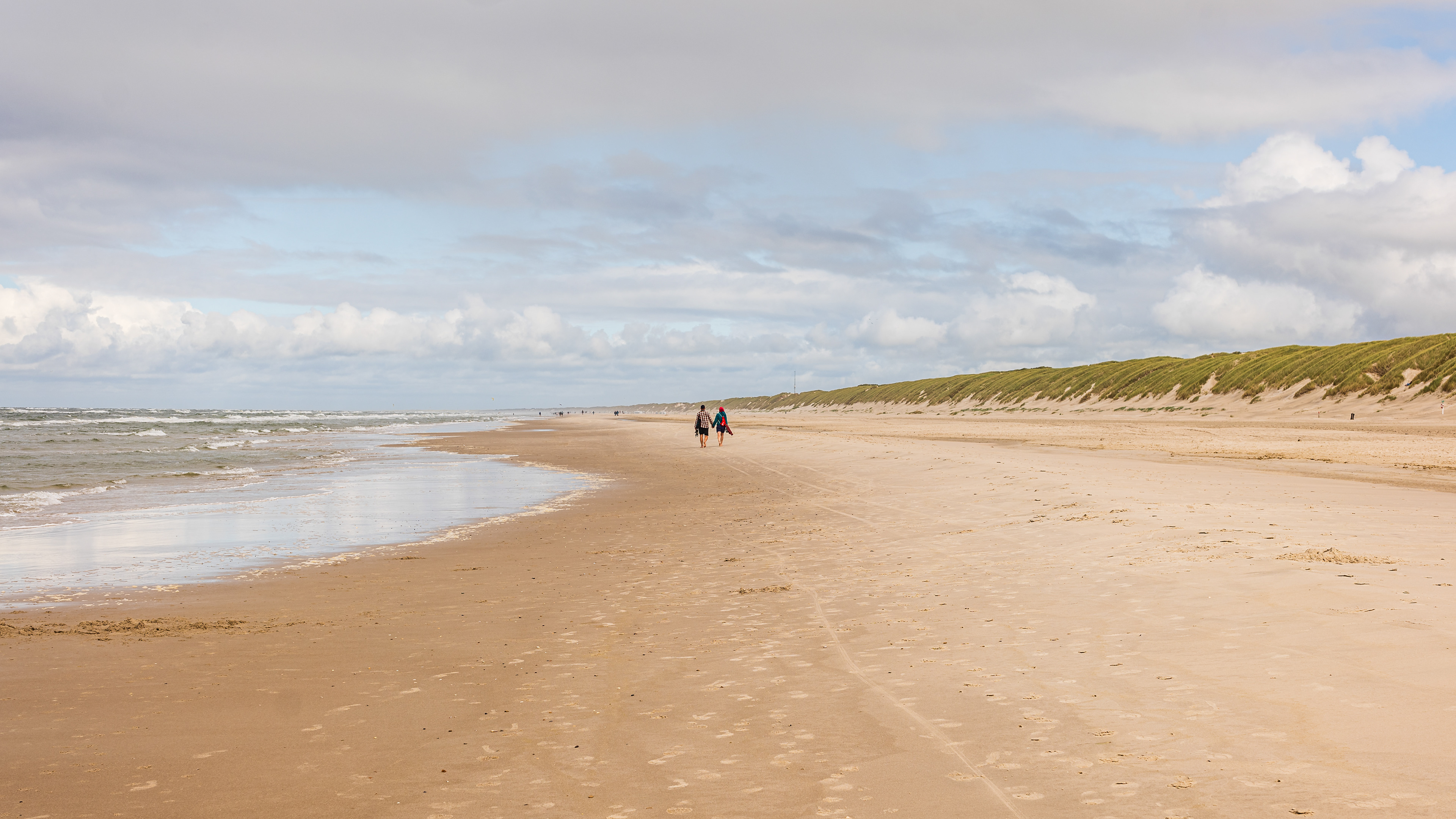 Direkt hinter den Dünen liegt der Nordseestrand.