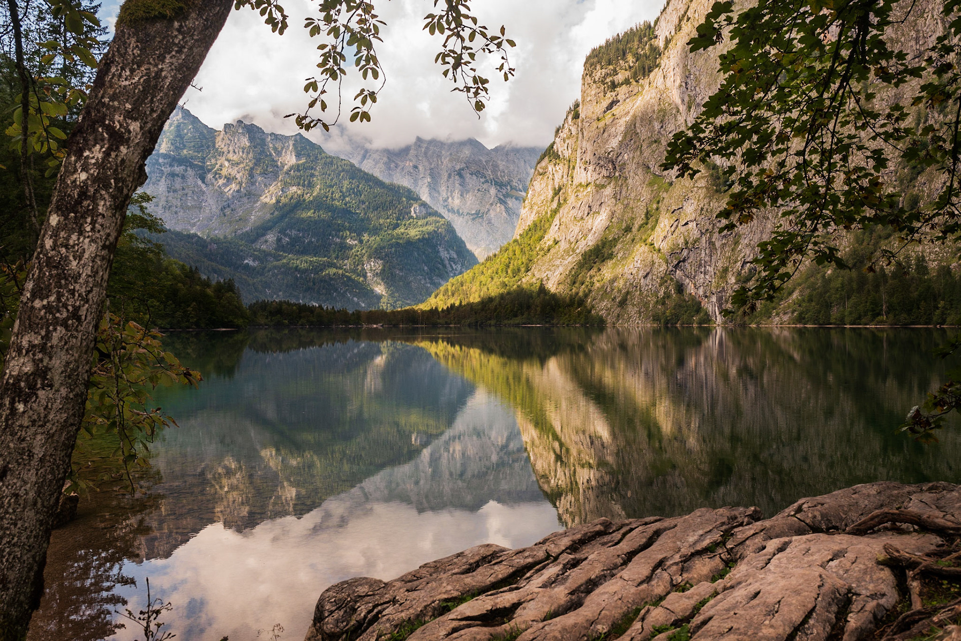 Der Obersee von Osten, im Hintergrund der Watzmann (in Wolken gehüllt).