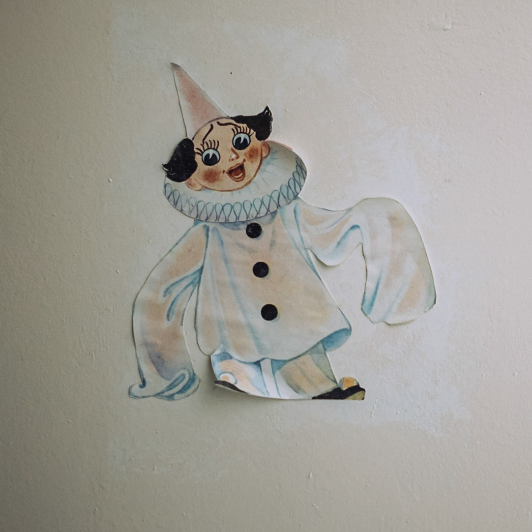 Eine farbige Zeichnung eines Clowns ziert eine Wand in der ehemaligen Schule von Pyramiden. Die Illustration wirkt nostalgisch und erinnert an vergangene Zeiten der sowjetischen Kinderbildung.