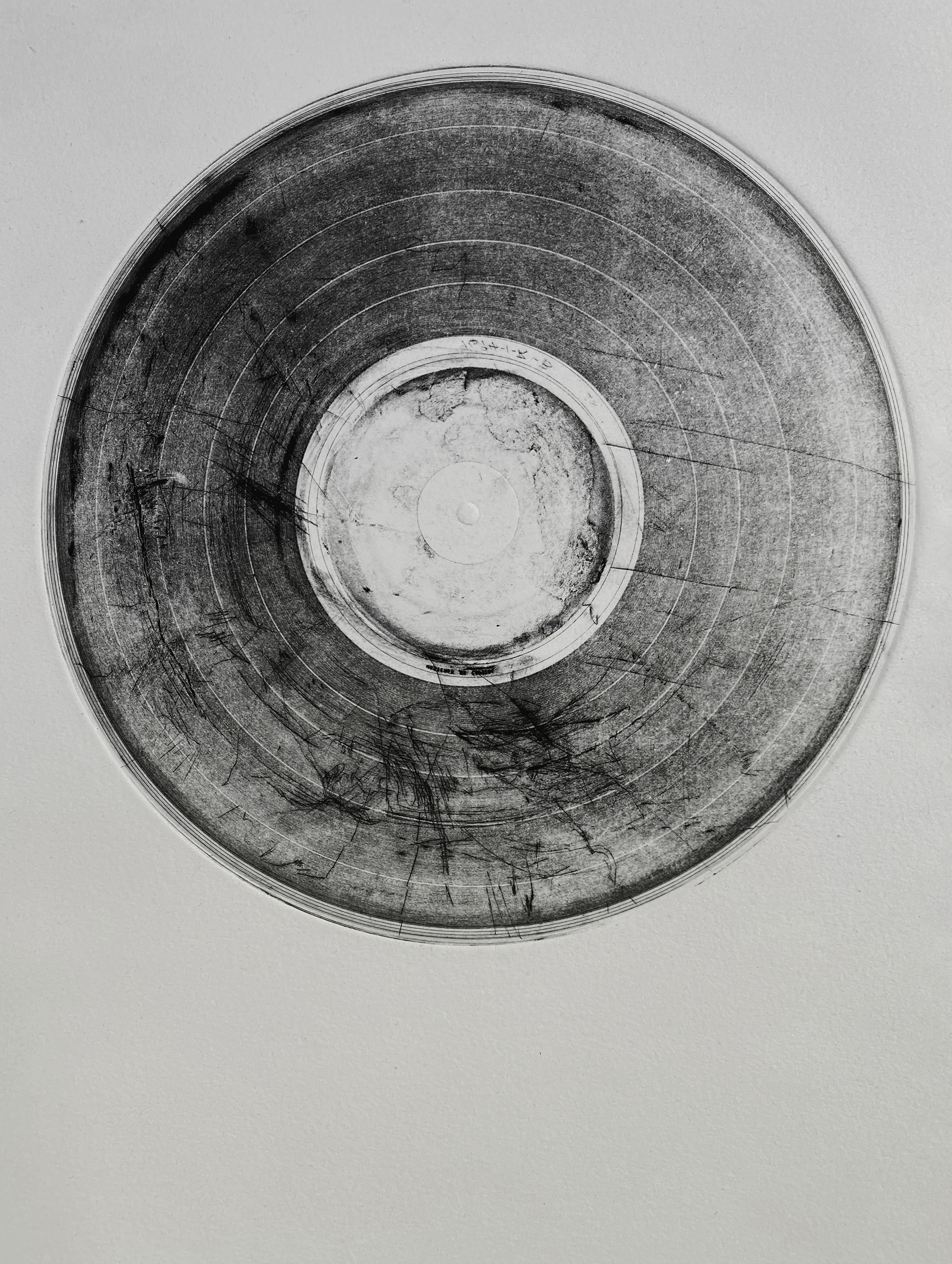 Graphonia 33 // opera segnalata Biennale di incisione Diego Donati, Perugia, 2022 // puntasecca su disco in vinile // carta Hahnemühle 220g // 35 x 50 cm // 2022